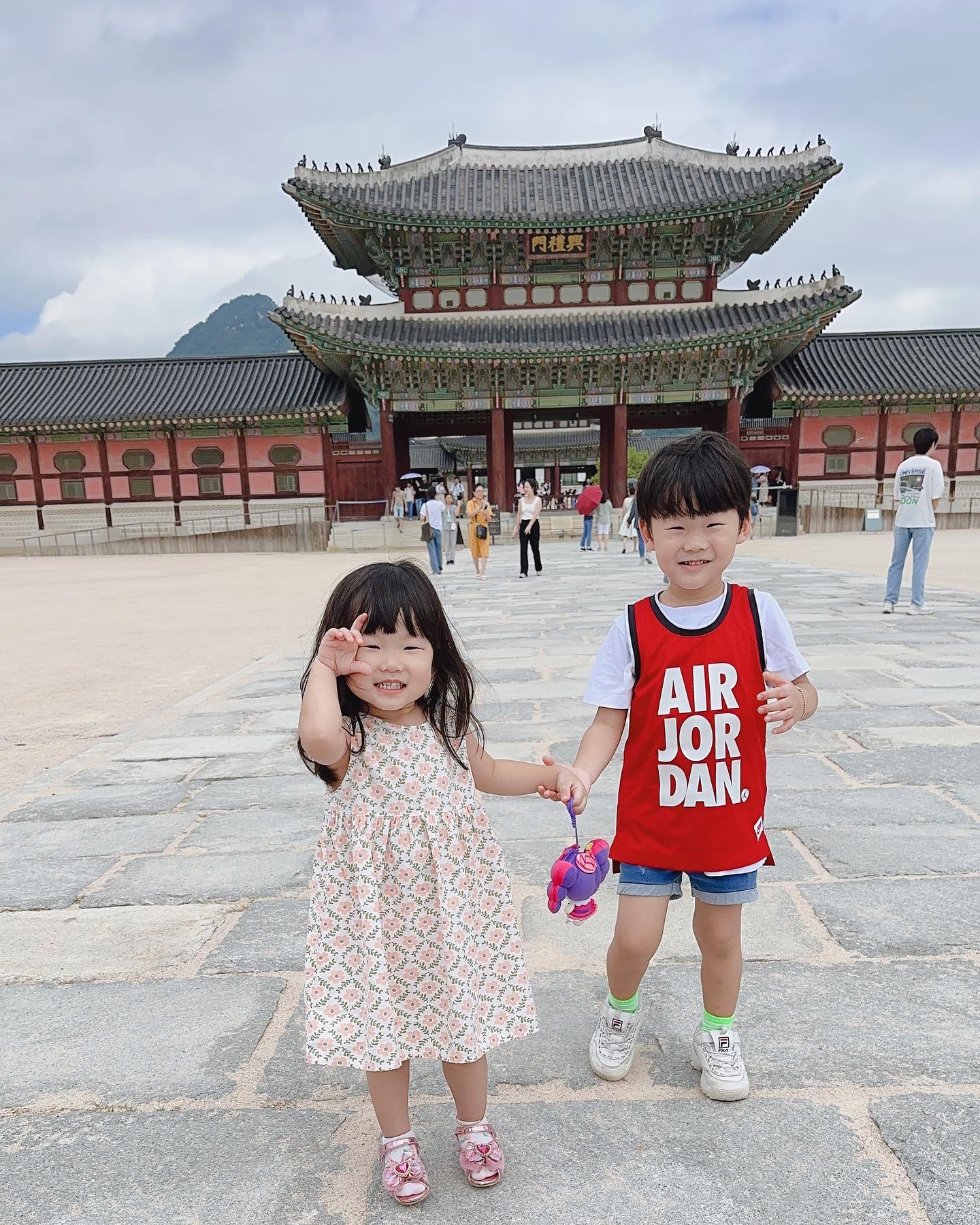 #서울여행 #연년생남매 #경복궁 
#통일전망대 #1박2일 #큰고모칠순🎂 
.
.
정말 몇년만에 울 친척들 거의 모두 모였던
경기도에서의 큰고모칠순잔치 💛🤍
결혼하고서 거의 볼 수 없던 나의 친척들 
만날 수 있어서 넘나 행복했던 주말
맛있게 뷔페에서 피로연하고 저녁으로 대하구이
전어회 전어구이 그리고 2차로는 노래방까지
신나게 불태웠던 토요일이어땅....ㅋㅋㅋㅋ
울 여보가 넘 재밌게 해줘서 친척들 모두 반해따지
역시 내가 남자보는 눈이 있어 그치?🫰🏻
.
.
담날 모두 모여 맛있는 해장국으로 아침한끼하고
우리는 버스타고 온거라 지하철 타고 강남터미널가다
들린 경복궁!!!!!! 급 들린거 치곤 날도 좋고 사진찍고
신나게 돌아다니다 맛있는 생선구이에 막걸리 한잔😎
그러고 충주돌아오는 버스안에서 기절해땅 ㅋㅋㅋ
충주로 오니 생각보다 서울이 가까워서 더 좋으당
조만간 또 버스타고 서울여행 가야지 너무 재미써
어디를 가볼까나 지하철촌여자는 지하철만 타도
신나요 신나 유후😄🥰 행복했던 주말 기록
.
.
.
#4살 #5살 #다키웠다✌️ #신나는여행 #여행이좋다
#육아일기 #연년생 #육아소통 #육아맞팔 #좋반 
#좋아요반사 #좋반테러 #신랑최고 #귀염둥이신랑😘