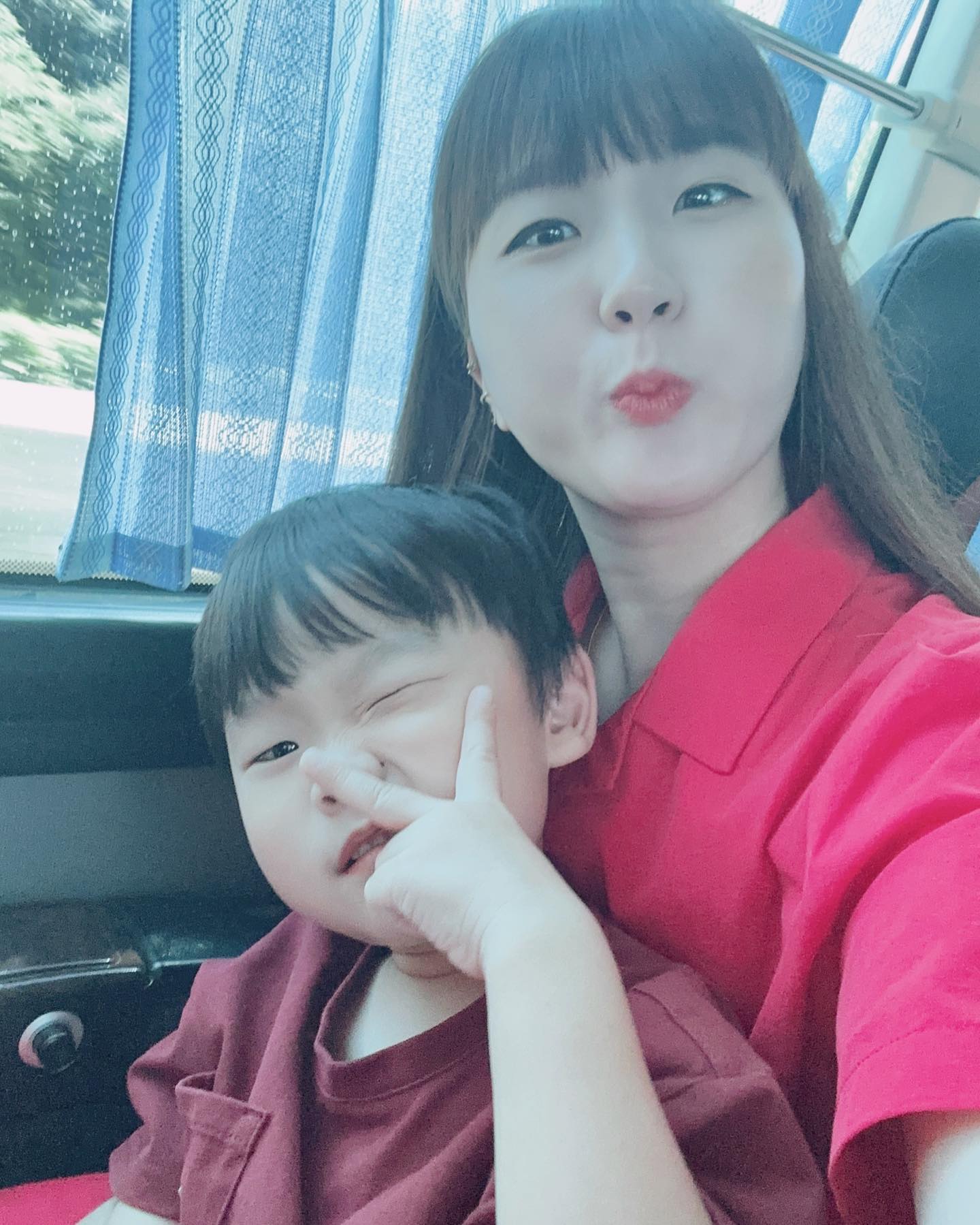 #아들과셀카 #5살 #엄마와아들❤️ 
#연하남친 #손많이가는남자 #ㅋㅋㅋ 
.
.
일산가는 버스안에서 윤이뽕이랑 셀카❤️
곱게 화장하고 최애 빨간원피스 입고 남긴 내사진은
이게 전부였다고 한다 ㅋㅋㅋㅋㅋㅋㅋ🤷🏻‍♀️
어후....그래 그래도 사진이 있는게 어디야
언제 이렇게 커서 나랑 셀카도 찍냥 울애기
.
.
친척들이 애기둘 다 키웠다고 했을때 뭔가 뿌듯
힘들었던 연년생 그리고 신생아 시기 다 지나고
지금은 무지막지하게 싸워대서 또 그만큼 힘들지만
둘이라서 좋고 그만큼 행복하기도 하고
물론 애기둘 키우며 늘어가는건 주름과 나이지만
엄마인 지금의 내모습도 점점 좋아지는 중 🧡
.
.
요리라고는 기본이었던 내가 이젠 김치도 담그고
어지간한 국과 반찬은 다 만들 수 있게 된거 보면
신기하기도 하고 ㅋㅋㅋ 그만큼 잘 먹어주는 윤남매
그래서 요리실력이 더 날로 느는중 근데 왜 안크니
많이 먹는데 왜 안커....?🙊 🙊 🙊
.
.
.
#셀카 #아들램 #장난꾸러기아들 #육아일기 #육아맘
#아주미 #애둘맘 #소통 #육아소통 #좋반 #좋아요 
#사랑해 #우리가족 #신나는여행 #여행이좋다❤️