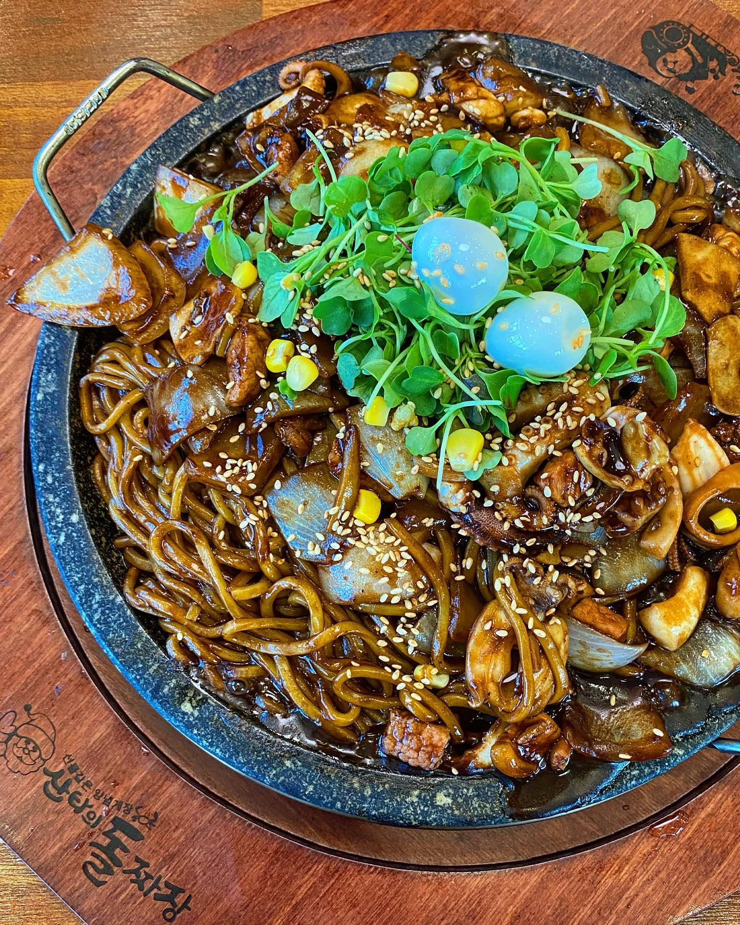 📍산타의돌짜장
👉돌짜장(중), 양념게장(반판)👈

미우새에 나왔던 짜장 맛집 중 하나!
티비에서 보고 너무 먹어보고싶어서 저장해뒀다가 먹으러 왔어요😋
돌판위에 지글거리면서 나오는 짜장면이에요!
해물도 가득하고 무엇보다 양념게장이랑 먹으니 뭔가 신기한 조합🫢
양념게장도 살 꽉 차있고 존맛탱❤️

더 자세한 후기는 제 프로필 링크타고 블로그로 보러오세요~!!🙌
.
.
#산타의돌짜장 #미우새맛집 #미우새짜장 #돌짜장 #돌짜장맛집 #이천 #이천맛집 #이천가볼만한곳 #이천맛집추천 #양념게장 #양념게장맛집 #이천여행 #이천핫플 #웨이팅맛집 #짜장면 #짜장면맛집 #이천데이트 #서울근교맛집 #서울근교가볼만한곳 #해물짜장 #먹스타맞팔 #맛스타그램 #먹스타그램 #오늘뭐먹지 #먹팔 #리뷰 #리뷰스타그램 #food #foodstagram #review