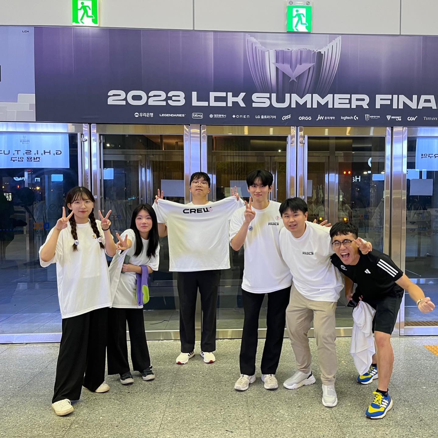[LCK SUMMER 결승 현장 스태프]

🔥경기장 및 게이트 관리
🔥입/퇴장 안내 및 안전 관리
🔥경기 종료 후 뒷정리

❗️리허설은 그 누구보다 진지하게
나는 우연히 장내 스태프를 맡아서 리허설을 지켜볼 수 있었다. 정말 신기했던 점은 오프닝 동선부터 인게임, 분석데스크 리허설까지 정말 디테일하게 진행된다는 것이었다. 인게임 옵저빙은 물론이거니와 해설까지 진행된다는 점이 더욱 신기했다. 역시 꼼꼼한 리허설이 좋은 퀄리티의 생방송을 만드는구나.

❗️총괄은 어디서나 힘들겠구나
나는 에이전시 업무도 집중하면서 관찰했다. 많은 스태프들의 업무를 분배하고 관리하고 응대하는 일이 정말 쉽지않게 느껴졌다. 3만보 넘게 걸었다는 이야기를 해주셨는데 그만큼 항상 경기장을 관리할 때 관객입장에서는 보이지 않는 노력이 있다는 점을 다시금 떠올리게 했다. 그럼에도 우리에게 따뜻하게 말을 걸어주었다는 점이 놀랍다.