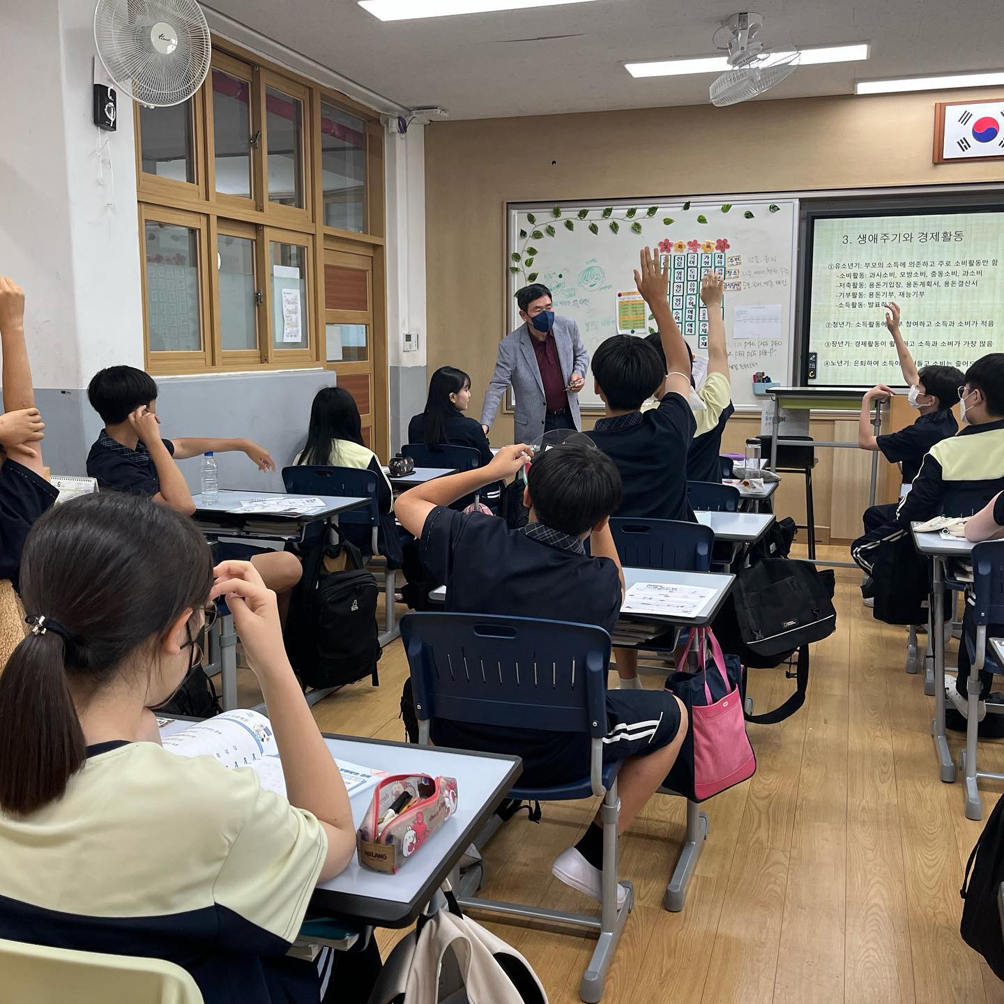 [학교연계 경제프로그램 보조지도]

❓장애학생과 수업
학교연계 프로그램 보조지도가 처음은 아니었지만 학교에서 장애학생과 함께 수업을 진행한 건 처음이었다. 어떻게 하는 것이 옳은 행동이고 어디까지가 적절한 선인지 알기 어려웠다. 물론 만나는 시간이 길어질수록 나에게도 친근하게 대해줬지만 함께 수업을 진행하는 것이 환경이 만들어져야 가능하다는 것은 알았다. 사실 아직도 잘 모르겠다 어떻게 행동해야 하는지. 그래도 아이들이 따돌리지 않고 함께 잘 놀아줘서 다행이었다.

❓과격한 행동을 하는 학생
과격한 행동을 하는 친구가 있었다 누가봐도 위험한 행동을 해서 주의를 줘도 나이가 어린 나의 말은 듣지 않았다. 칼을 가지고 논다던지 고무줄을 계속 던진다던지 내가 진지하고 단호하게 안 된다고 한들 주변 학생들이 즐거워한다면 멈추지 않았다. 그나마 나의 화남을 주변에서 눈치채면 그 친구를 제지해주었지만 그건 내 힘이 아니잖아..정말 나의 한계를 경험한 활동이었다. 그래도 성장한게 있다면 예전만큼 물렁한 선생님이 아니라는 점? 지도하는 방법을 누군가에게 배우고 싶어졌다.