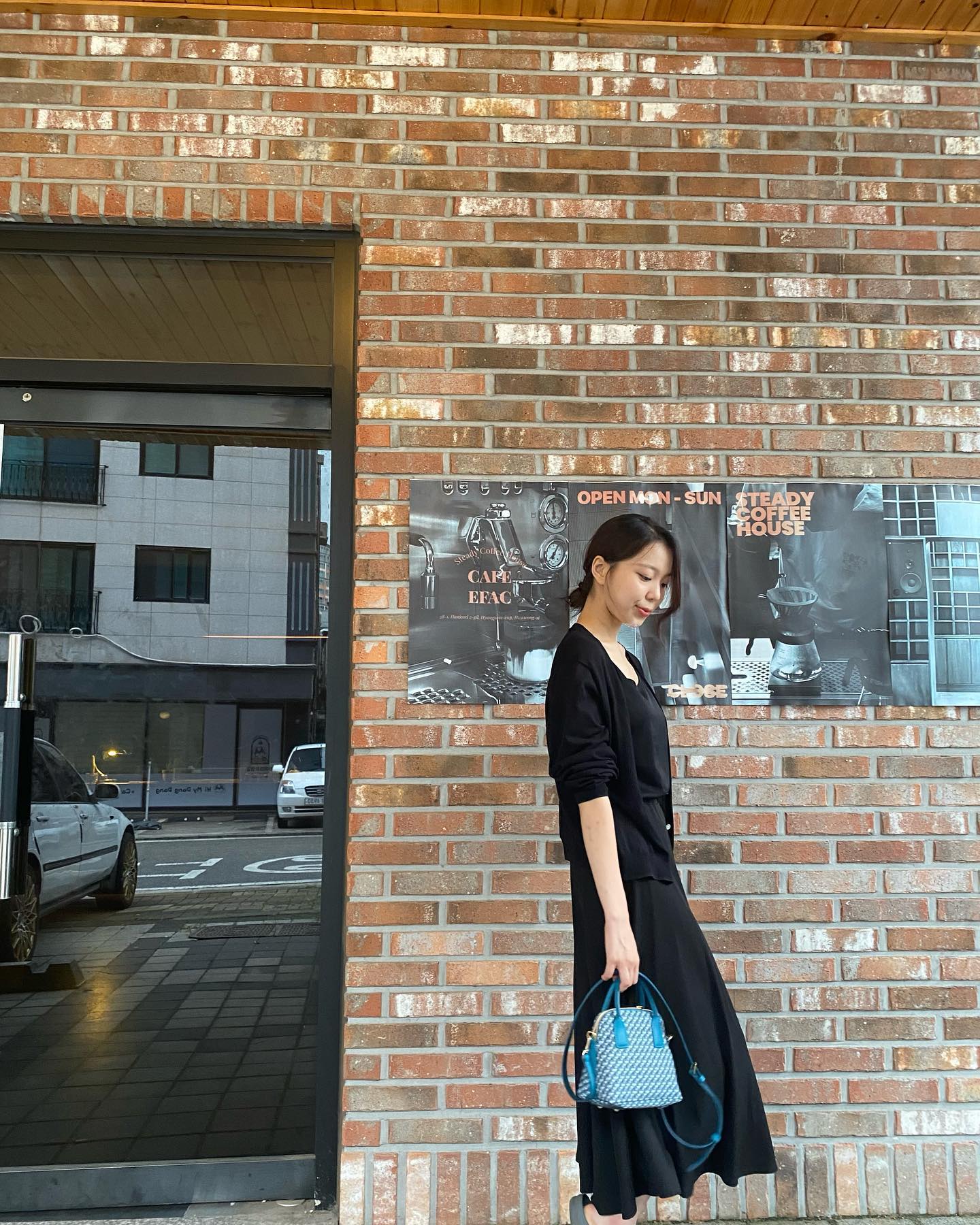 #협찬 #robertapieri 
#로베르타피에리 #bugy19 

모던한 컬러감과 깔끔한 디자인으로
자칫 심심할 수 있는 올 블랙 룩에도
고급스러운 포인트백 🩵

#올드머니룩 가방으로도 들기 좋은
데일리한 #미니백 

#패션 #ootd #데일리룩 #소통 #맞팔 #fashion #오오티디 #daily #좋아요 #선팔 #팔로우 #selfie #dailylook #옷스타그램 #패션스타그램일상 #스타일 #instagood #f4f #style #토트백 #크로스백