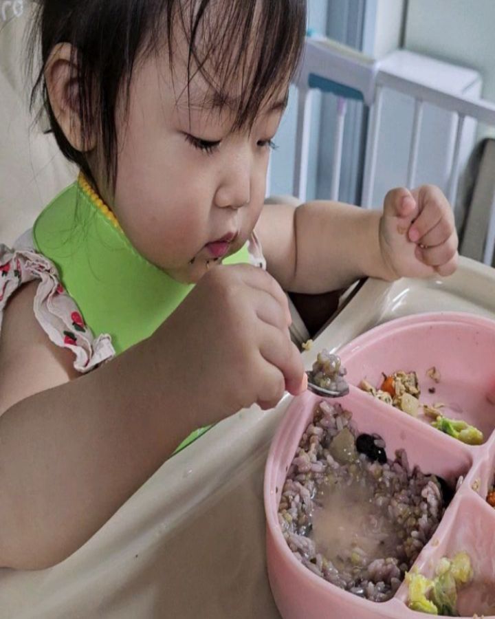 #생후411일 #13개월아기 #돌아기
스푼은 넘 잘 사용하는데
포크랑 같이 주면 짜증폭발 ㅋㅋㅋ
요즘은 떠먹여주는거보다 스스로 먹고 싶어해서 식판식하고 있습니다