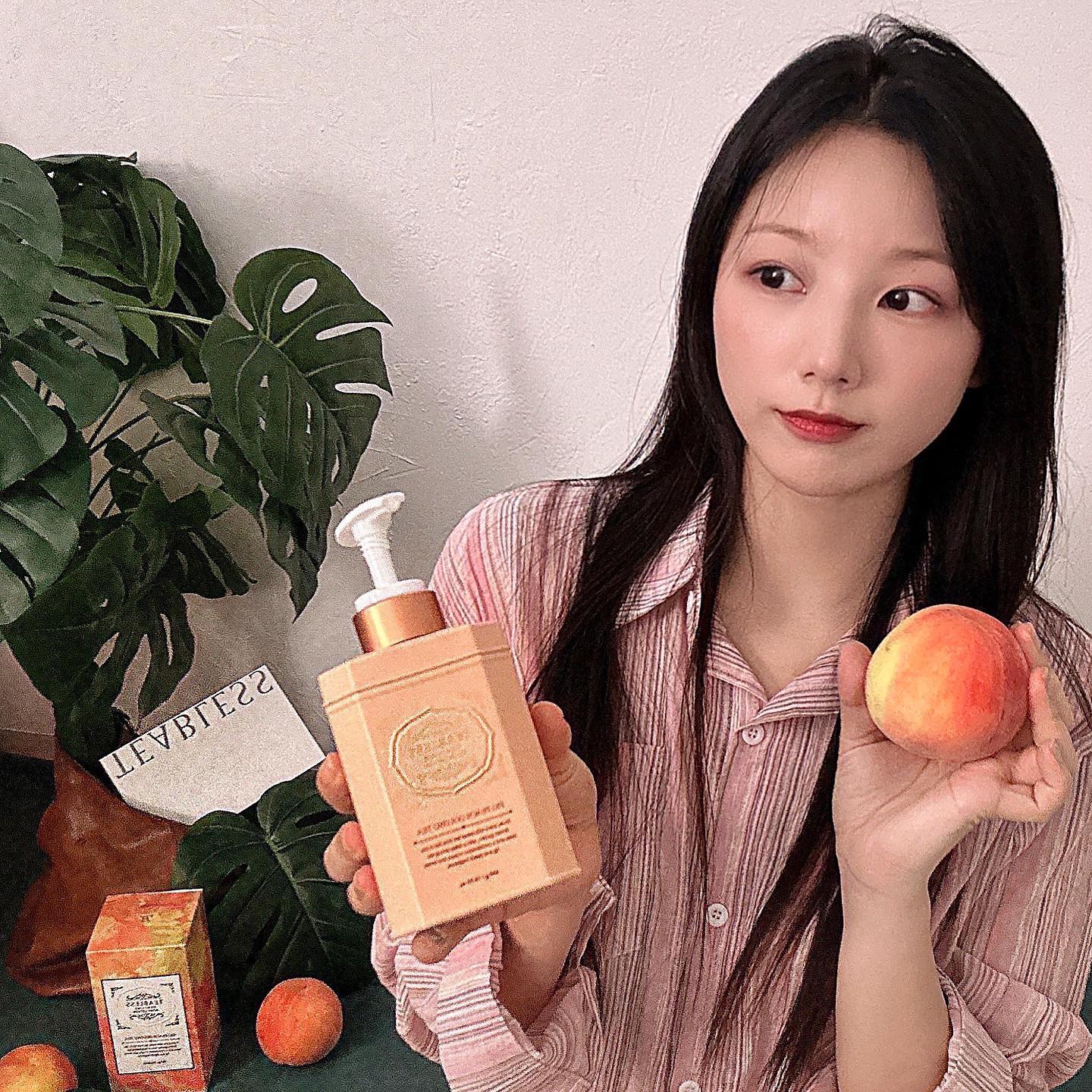 teabless_officia #티블레스 #협찬 #피그피치우롱티퍼퓸바디로션 

[ 개인적인 향의 느낌💭]

🏖️휴양지로 해외 여행을 떠나 도착한 호텔의 문을 열자마자🚪
커다란 테라스 밖에서 내리쬐는 ☀️따듯한 햇살,
시원하게 탁 트여있는 반짝이는 바다를 한껏 감상하고
지친 몸을 침대위에 던져 놓았는데 어디선가
은은하게 고소한 듯 달큰한 향이 나 고개를 테이블로 돌려보니
웰컴 디저트로 🥥코코넛 스낵 과 슬라이스된 🍑복숭아가
예쁘게 플레이팅 되어있는 편안하고 행복한 감정을 연상시켰어요

실리콘 오일 무첨가에 충만한 수분감으로 끈적임이나 자극없이
편안한 마무리감의 피그피치향을 얇게
한겹 입고 욕실에서 나가는 느낌이에요

미백 기능성이라 팔꿈치, 무릎 등 바디컴플렉스 케어까지,
피그피치우롱티 추출물 함유로 맑고 깨끗한 피부 유지 가능하대서
꾸준히 쓰고싶은 기능성 바디로션이에요🧴💕

- 복숭아는 깨끗히 씻어서 제 배에 넣었습니다. -