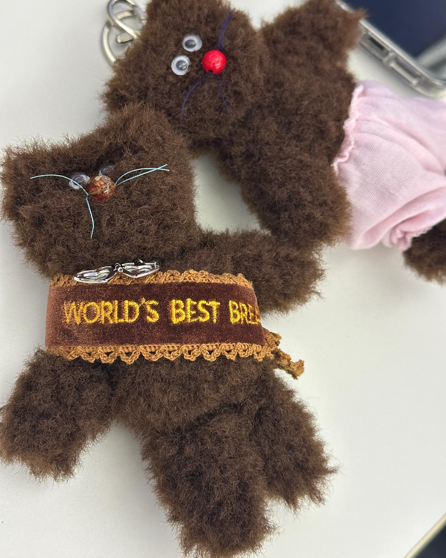 귀여운거 옆에 귀여운거
🐻❤️🐻

#모남희 #키링 #브라운 #카멜 #어른이
#keyring #kitch #kidult