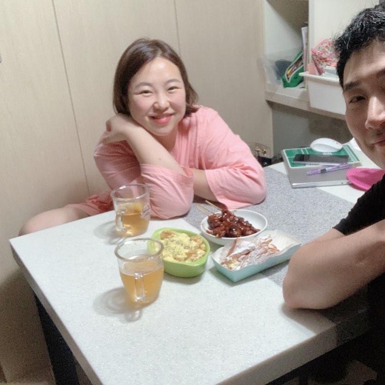 육퇴가 이거네요ㅎㅎㅎ
복댕이 낳고 시원하게 마시는 첫맥주🍺

방송덕에 한 건강검진으로 갑상선저하증 정상수치로 돌아온것도 확인 끝!!

임신과정에서 받은 스트레스와 시험관하면서 호르몬 변화로 갑상선 저항증 약을 복용했는데 🤣 이젠 갑상선 안녕~~~

아! 내가 엄마가 되었다고 느낀 것중 하나!!
복댕이 첫 건강검진에서 갑상선기능 정상 결과 확인하고 안도했을때..

지금 걱정은😢
시험관으로 면역력이 약해지니 비염이 나타났어요😂

코를 얼마나 풀고 눈물을 흘렸는지…
임신중 호르몬변화로 나타난 비염은 출산후 사라진다는 말도 있던데… 저는 예외인가 봐요😭

출산 후에도 비염이 심해 한달만에 단유를 하고 비염약을 먹고 있어요😭😭
복댕아 그래도 엄마가 초유는 악착같이 먹였다.. 

본능적으로 내아이에게 젖을 물리게 되는 경험 
낳기 전에는 상상으로 추측했던 행동과 감정으로 언니들에게 엄청 물어봤는데😓😄

지금 제일 중요한건
우리 복댕이가 비염과 갑상선에 이상 없이 건강하게 자라는 것!!

이것이 엄마 마음인가보다🥹

우리엄마는 복댕이로 인해 내가 갑상선 약을 먹고 비염으로 고생하니깐 복댕이 태어나면 엉덩이 때찌때찌 하면서 ‘내 딸 왜 아프게 해’ 한다고 했는데…

복댕이 태어나 보자마자 복댕이바라기
무조건 내리사랑, 할머니사랑

늘 감사합니다. 
어째든! 

건강관리을 위한 집중 다이어트 중이니깐!!
안주는 소식자처럼!! 맥주는 한잔만!!

이세상 선배 엄빠들 존경합니다😍
엄빠에게 육퇴를 알게해준 복댕이 사랑해🥰

#육퇴 #육퇴후한잔 #육퇴후맥주
#육퇴동지 #육아 #육아소통 #육아소통환영 #임신 #출산 #시험관 #다이어트 #산후다이어트 #켈리맥주 #토끼띠맘