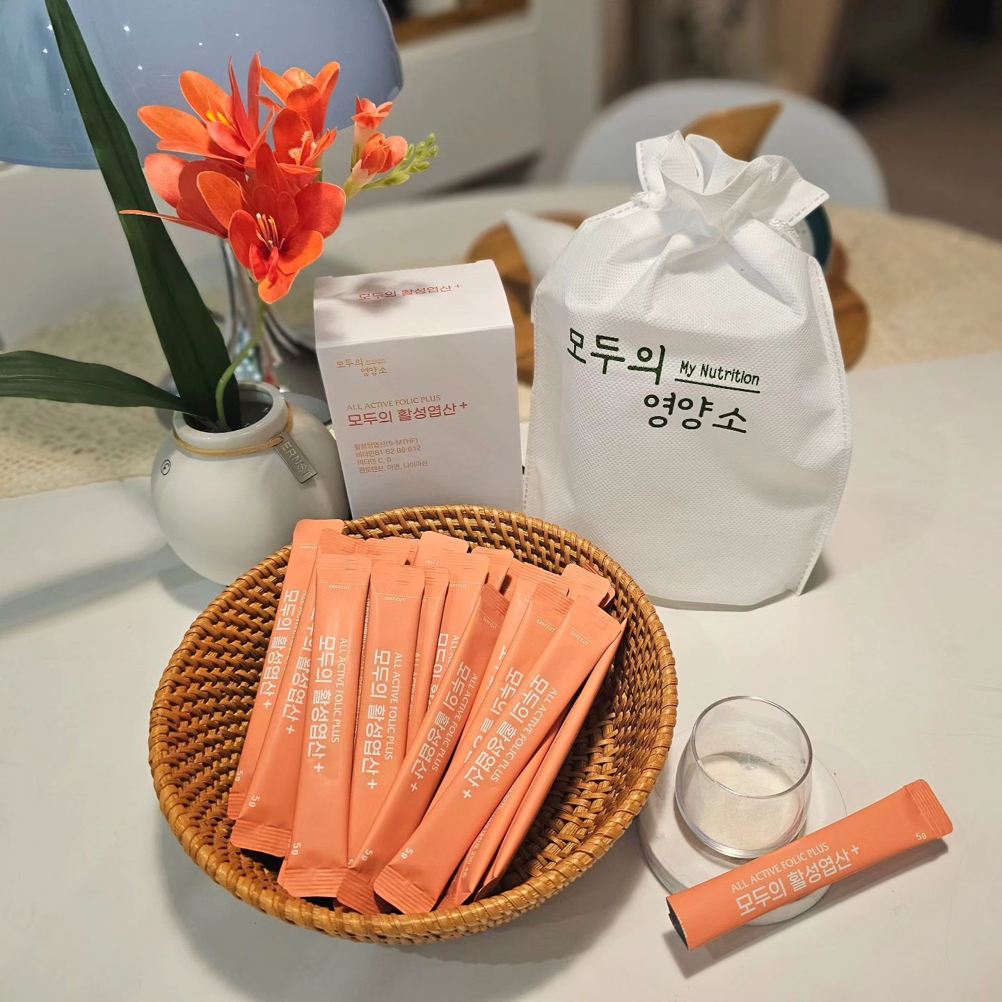 시험관 시술을 준비하면서 평소 복용하던 영양제에 추가된 것이있는데, 바로 미오이노시톨과 활성엽산이에요 
최근 시험관시술때도 난포가 20~30개 정도로 많이 자라는 다낭성 현상이 있었기에 난임병원에서 미오 이노시톨을 지금처럼 꾸준히 복용하길 권장하셨답니다 ~ 

또.. 활성엽산!, 특히 특허받은 활성엽산 5-MTHFR (이미 활성화 시킨 엽산으로, 한국인의 70%가 5MTHFR에 대해 변이된 유전자를 가지고 있기에 합성엽산으론 제 역할을 하기 어려워서 활성엽산을 챙기는것이 중요해요 ) 을 복용할 경우, 그렇지않는 대조군과 비교해 임심의 성공률을 높힌다는 난임 선생님들의 유투브를 보고 열심히 함께 복용하고 있구요^^ 

꾸준히 복용하고 있으면서도 이 두녀석의 비용이 만만치 않아서 (ㅎㅎ) 이번에 활성엽산과 미오 이노시톨이 같이 들어있는 모두의 활성엽산 플러스로 바꿔봤습니다 

성분으로 보자면,
난임 병원 선생님께서 말씀해주신것처럼 하루 권장량인 4000mg의 미오 이노시톨이 함유되어 있고 활성엽산 또한 넉넉한 640mg이라 안심이었어요~ 그리구 전 이노시톨을 고를때 미오 이노시톨인지, 함께 먹으면 좋은 콜린이 들었는지를 따지는데 모두의 활성엽산 플러스에는 100mg의 콜린이 함유 되어있고요 ^^

그외에 비타민 B군과 비타민C, 나이아신, 아연, 판토텐산, 그리고 임신준비에 정말 중요한 비타민D까지 다 함유된데다가 하루에 1포만 챙기면 되니 완전 간편해 ~ 👍
기존에 복용하던 이노시톨은 하루에 두번, 시간맞춰서 복용하느라 조금 신경쓰였거든요 
모두의 활성 엽산 한포로 복용할 약의 갯수가 줄어든 점도 좋구! ✨️

아, 택배 패키지를 보고 저 감동했자나요 ~ 
다소 건조한 마음으로 영양제를 구입하고 챙겨먹다가 선물처럼 파우치에 담겨 온 모두의 활성엽산을 보고 살짝 울컥.. ㅎㅎ
큰 응원이 되었네요! 이번 시험관때엔 꼭 바라던 일이 이뤄지길 .. !! ^^ 

#이노시톨 #미오이노시톨 #콜린이노시톨 #활성엽산이노시톨 #생리불순 #부정출혈 #생리통 #이노시톨여드름 #인슐린저항성 #독일산이노시톨 #콜린함유 #다낭성난소증후군 #협찬이지만솔직후기