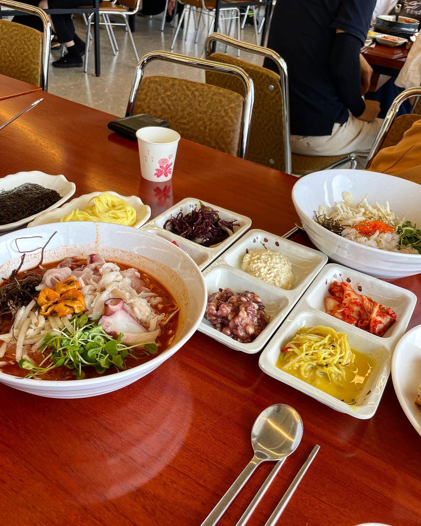지난주에 짬내서 #고성여행 다녀왔어요 💗
요즘 핫플로 떠오르고 있는 곳이기도 하쥬 ㅎㅎ 바다 근처에 갔으니 #물회 안먹고 오면 너무 서운할 것 같아서 #봉포머구리집 고성점에 다녀왔답니당 〰️ 🦑

오징어순대+물회+회덮밥 요렇게 단품으로 주문했는데 가격대 나뿌지 않아서 배 터지게 먹고 왔답니당 ㅎㅎ 가게가 아쥬 깔끔해서 가족단위로도 많이 오는 것 같아요 ‼️ 고성여행 준비하는 분들 물회드시러 한번 가보셔요 🍀 

📍고성 봉포머구리집
• 강원 고성군 토성면 천진해변길 46
• 영업시간 10시~21시 (토,일 9시 30분부터)
• 매주 수요일 휴무 

📍메뉴
• 오징어순대 1.6
• 모듬물회 1.8
• 광어회덮밥 1.8