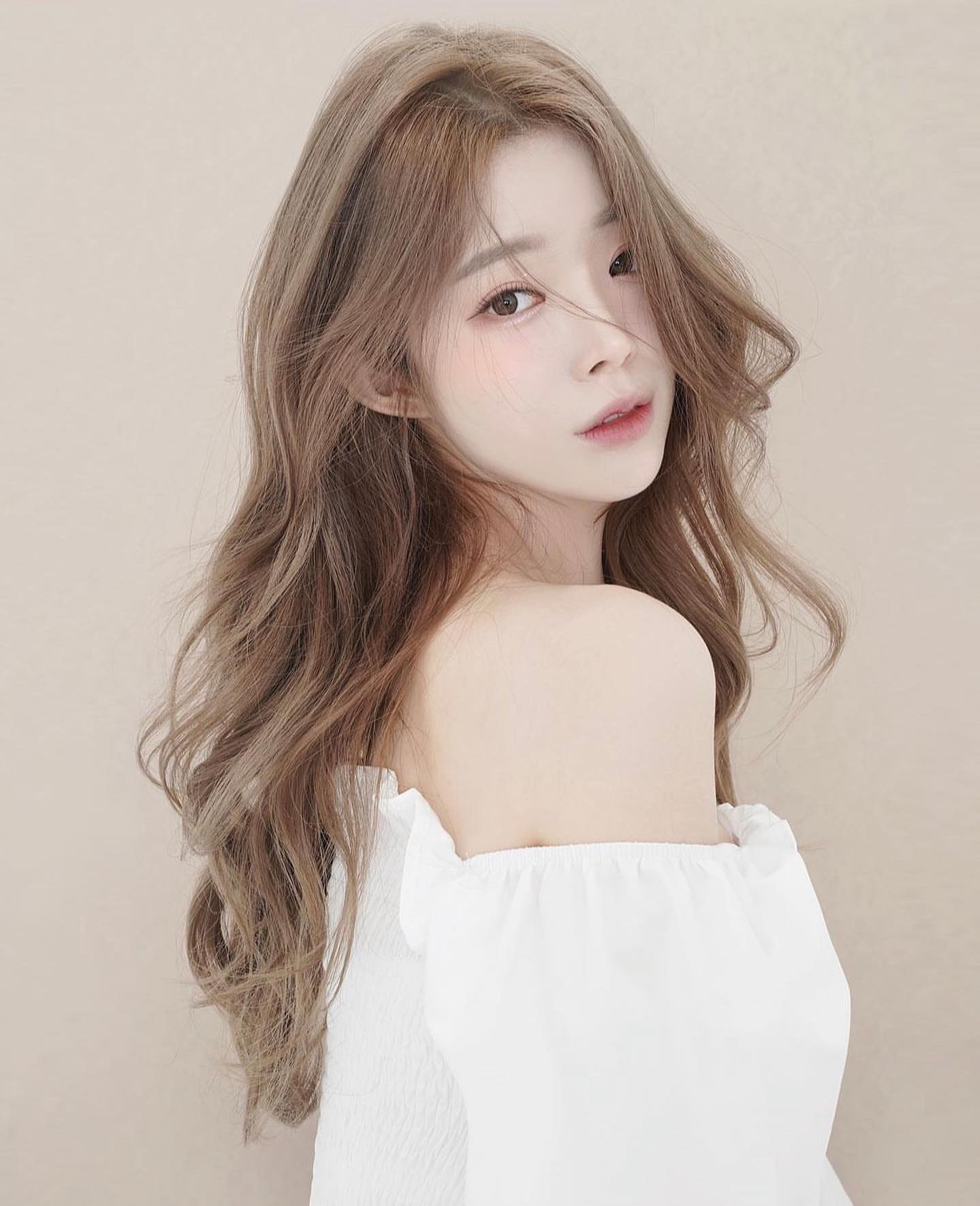 프로필 촬영 메이크업!
산호맨숀 촬영 갔는데 너무 예쁘게 잘나와따😍
요즘 멍핫한 DJ windy💙

메이크업 문의는 프로필 오픈카톡 or DM

#메이크업 #메이크업아티스트 #산호맨숀 #프로필촬영 #촬영메이크업 #핑크메이크업 #코랄메이크업 #메이크업샵추천 #청담동미용실 #본샵 #청담본샵 #아이돌메이크업