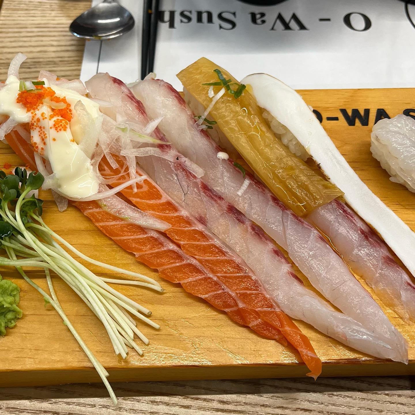 #협찬 #오와스시신대방삼거리점

신대방 긴꼬리초밥 맛집 다녀왔어요 🤍

저는 둘이서 오와모듬초밥, 알밥, 우동 주문했어요 ㅎㅎ 오와모듬초밥은  연어, 활어, 활어묵은지, 찐새우, 청미, 오리훈제, 버섯, 계란, 오징어, 돼지고기로 구성되어있는 초밥이에요 

오와스시의 긴꼬리초밥은 회의 양이 밥보다 월등하게 많아서 너무 좋았어요! 저는 평소에도 초밥을 먹을 때 밥이 많은걸 좋아하지 않은편인데 오와스시의 초밥은 짱조흠 

그중에 가장 베스트였던 초밥은 단연 활어묵은지였어요 ! 횟감이 두툼한데 살짝 느끼할 때쯤 묵은지가 상큼하게 잡아줘서 매력이 돋보이는 맛이랍니당 

이날 우동과 밥이 먹고싶었는데 뜨끈한 국물한입에 고소하고 깔끔한 알밥을 먹으니 든든하고 너무 맛있었어요 🤍

데이트장소로 좋은 오와스시 추천드려요 !! 😋

🖤 오와스시 신대방삼거리점

🖤 서울 동작구 여의대방로22길 121 보라매자이 더 포레스트 상가동 1층 1417호 

🖤 가게 상가 주차가능합니다. 🤍

#오와스시신대방삼거리점  #신대방삼거리역초밥 #신대방삼거리역스시  #신대방삼거리역일식 #서울상도동초밥  #서울상도동스시 #신대방삼거리역맛집  #신대방삼거리역오와스시 #신대방삼거리역데이트  #초밥맛집  #일식 #신대방동데이트  #커플세트