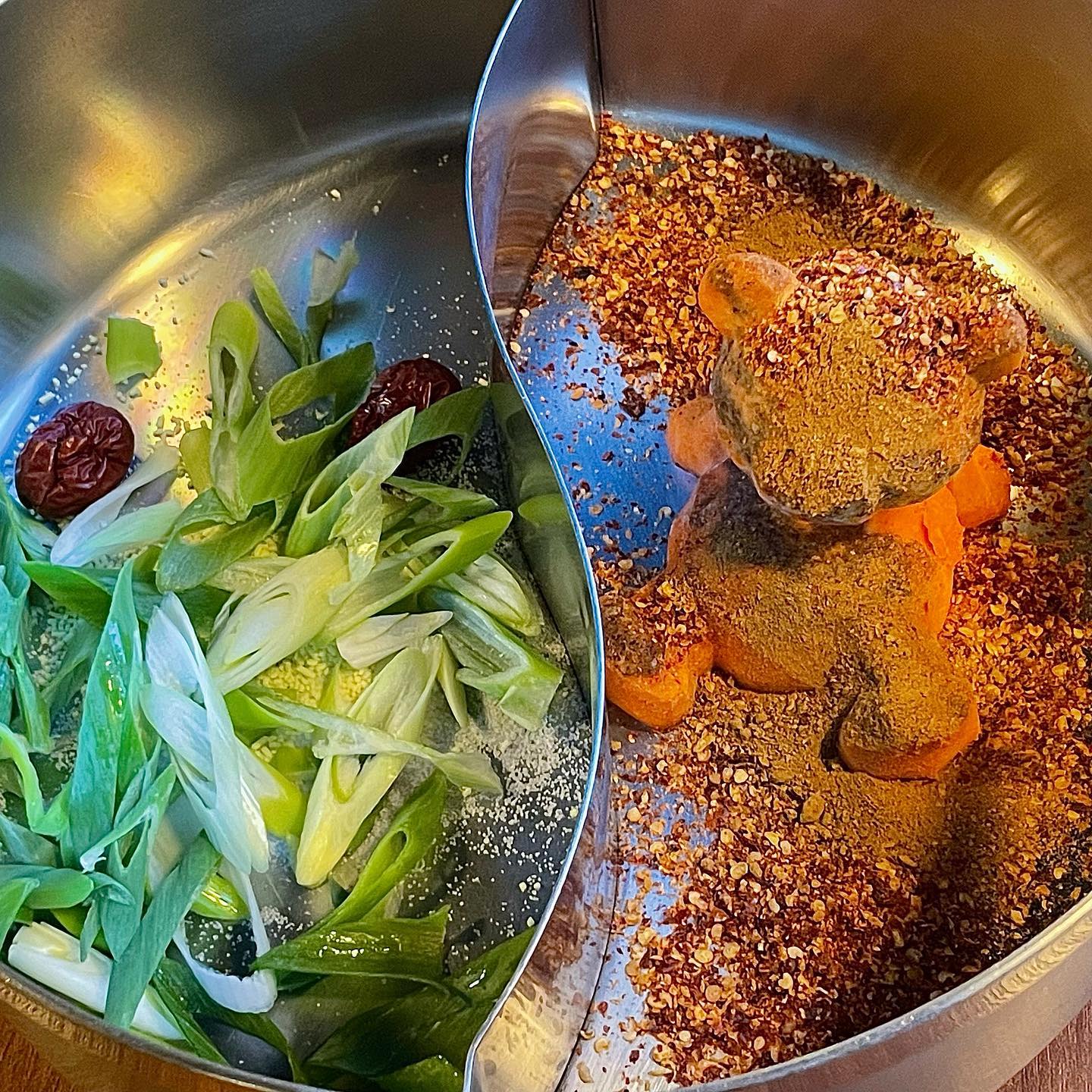 #훠궈가양꼬치

곰돌이모양 훠궈로 유명한 월성동 훠궈맛집, 훠궈가양꼬치 🧡

A세트는 고기 200g, 야채세트, 사리세트 
이렇게 구성되어있어요 
2-3 인분이라 적혀있어서 양 적을줄 알았는데 ㅎ 
2명이서 먹구 엄-청 배불렀습니닷 ! 🤭

숙주, 청경채, 배추, 건두부, 푸주, 당면, 문어완자, 고기완자 ••
따로 추가하지않아도 다양하고 푸짐하게 먹을 수 있는 딱 좋은 구성이였어오 🫶🏻

고기도 아주 부드럽게 퀄리티 좋았구
특히 고기완자 요놈 아쥬 두툼한 떡갈비 먹는 느낌나구 맛있더라구요 ✨

칼국수사리도 마무리하기에 아주 깔끔하고 너무 잘어울렸서요 💗

맵기는 살짝 맵부심부려서 3단계 (불닭볶음면 정도)로 시켰는데 꽤나 매콤얼얼해서 땀뻘뻘흘리며 먹었습니닷 ㅎ 
다음에는 2단계로 먹을듯..합니다 
그래도 배아픈 매운맛이 아니여서 먹고나서 속이 괜찮더라구요 👍🏻

양꼬치나 양갈비, 꿔바로우 등 다른 메뉴들도 많아서 회식장소로도 추천하고픈 곳입니닷 🤍

☑️ 훠궈가 A세트 38,000

#신월성맛집 #신월성훠궈맛집 #신월성훠궈 #대구훠궈맛집 #먹팔 #맞팔