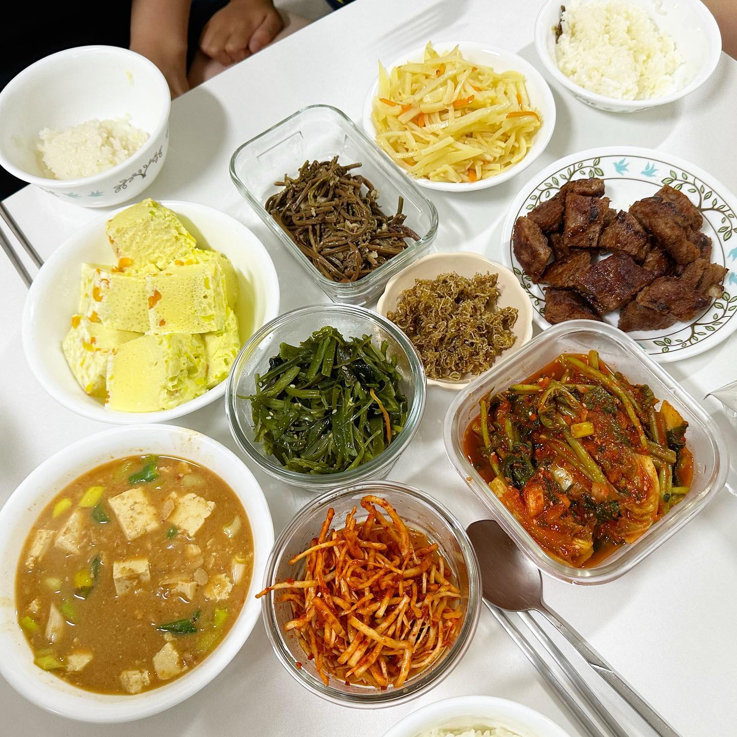 #연스타집밥

오늘은 반찬통 그대로 ㅋㅋ 현실집밥입니더!😅
오랜만에 급식소 계란찜까지😋👍🏻

우리님들 피코크 떡갈비 드셔보셨나요?
친구추천으로 사봤는데 짱 맛나요!!!ㅋㅋㅋ
달달짭쪼롬 밥반찬으로 최고입니더🙏🏻

#청국장
#계란찜
#피코크떡갈비
