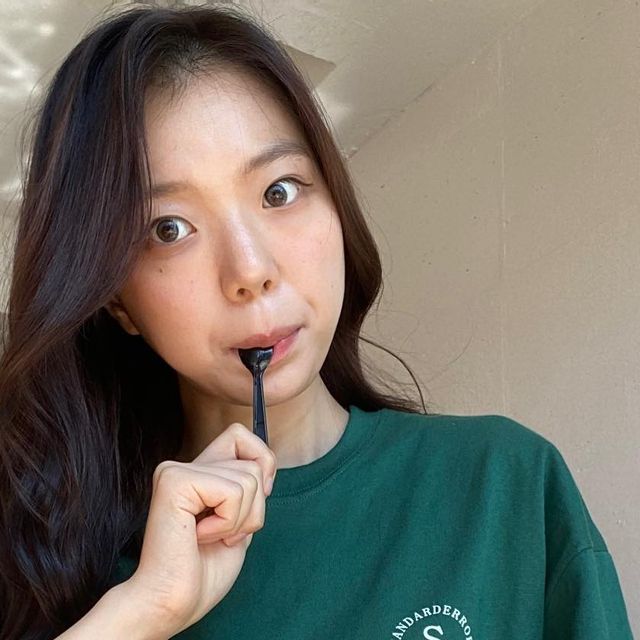 정다아 on Instagram: "#광고 #스탠다드에러 청량한 딥그린 색감에 깔끔한 화이트 로고 한 스푼 🍃 면 100%에 면사 중 최고급인 컴팩사를 이용한 원단을 사용해서인지 착용감까지 보들보들 좋구