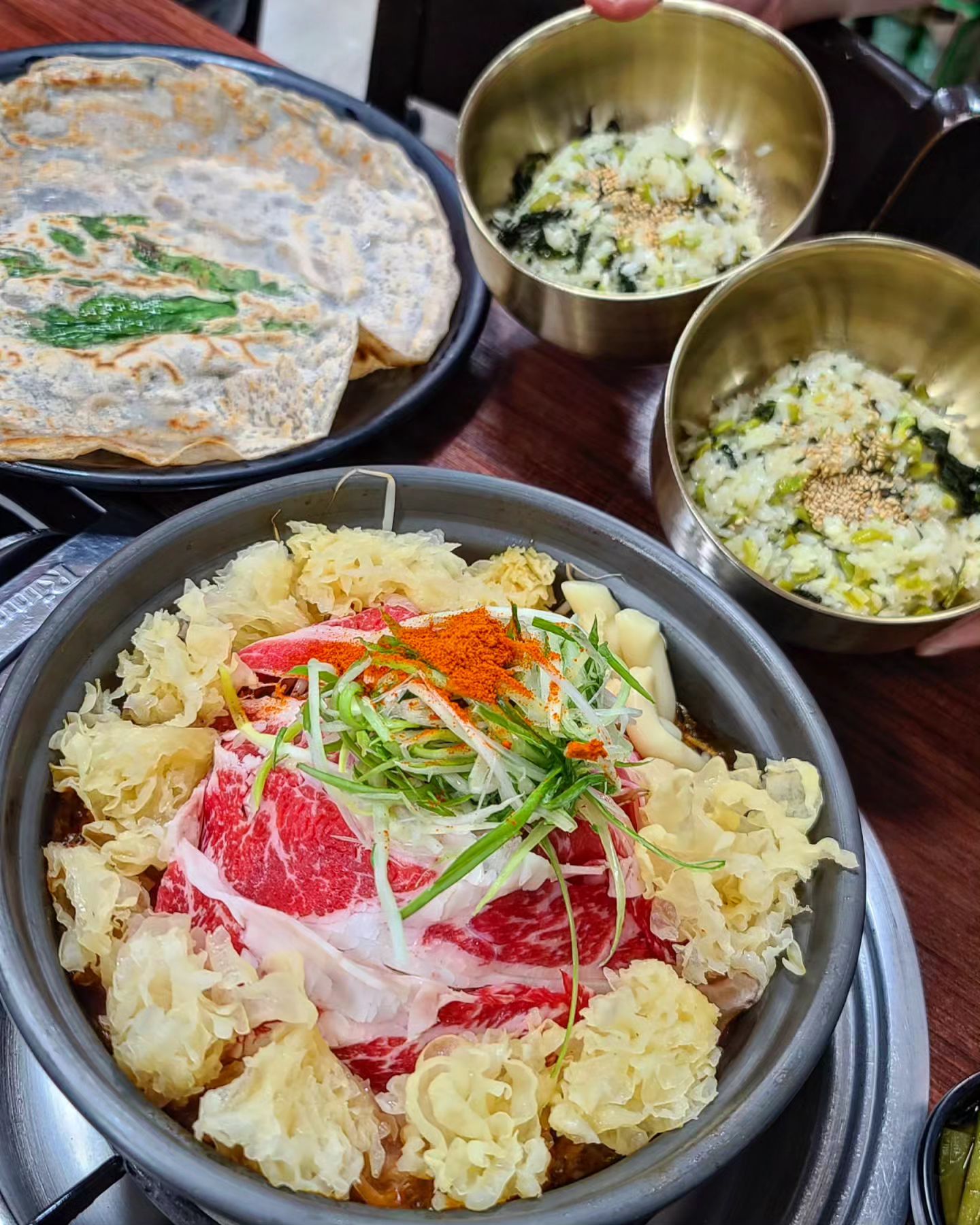 협찬) 등갈비찜 좋아하면 그냥 못지나침🧐

노원에 위치한 등갈비찜 맛집 다녀왔습니다‼️

여기는 웨이팅이 필수인데요! 뭉이도 평일 퇴근시간에 갔더니 사람이 어마어마 하더라구요ㅠㅠ

굶주린 배를 움켜지고 조금 기다리니 바로 뭉이차례🫶

들어가서 신메뉴인 화산꽃등갈비찜 주문해줬어요!! 사장님께서 양도 아주 푸짐하다고 추천해주심!!

얼마뒤에 메밀전과 등갈비찜, 황제꼬소밥이 등장💕

10분만 기다리면 맛난 등갈비찜을 맛볼수 있었는데요~ 그사이 황제꼬소밥의 고소한 냄새가 침샘 제대로 자극ㅠㅠ

고기가 다 익고 먹을때쯤 사장님께서 맛나게 먹는법을 알려주셨는데 살코기 잘 바라 메밀전으로 싸서 국물에 푹!! 진짜 꿀맛이에요❣️

국물에 밥비벼 먹어도 너무 맛나고 고기 양도 많아서 겨우 다 먹고 나왔어요😘

매운맛도 조절이 되서 맵찔이도 맛나게 먹을 수 있는 맛집이었답니당!!

등갈비찜 좋아하시는분들 여기 꼭 추천👀

감동식당 - 서울 노원구 상계동 434-49 1층

#노원맛집 #상계동맛집 #감동식당 #등갈비찜 #화산꽃등갈비찜