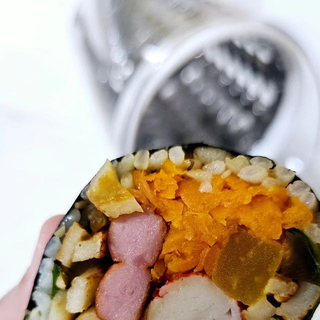 DaMukjaa on Instagram: "#협찬 #만능채칼 오랜만에 만드는 #집김밥 #돌돌이채칼 덕분에 간단하게 #당근 손질해서 #김밥 만들었어요 돌돌돌 돌려주면 #드럼통채칼 로 한번에 #당근채썰기 가능해서