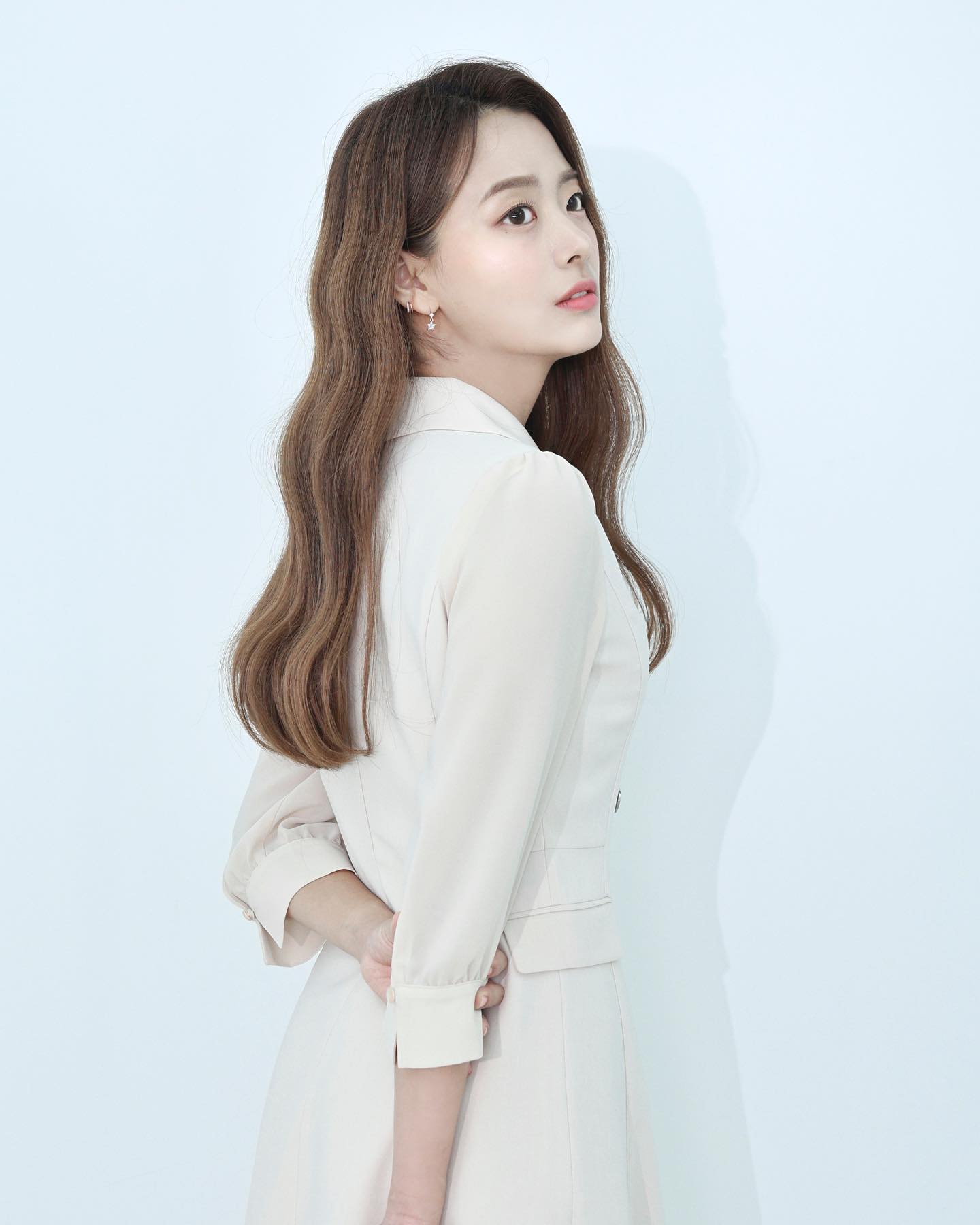 .
#프로필촬영 

오랜만에 메이크업받고
카메라 앞에서 찰칵찰칵 📷
포폴에 쓰려고 급하게 찍었는데 
이정도면 만족 😎
화장과 사진기술은 날 예뽀미로 만들어주지 ❤

#기분좋당 #예뻐지는시간 #엘르스튜디오 #서휘메이크업 #프로필사진 #수원 #동탄 
#daily #today #instagram #profile