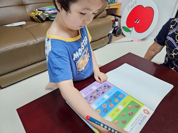 #무상제공 이지만 진심을 담아, 직접 읽고 쓴 서평입니다.

아이가 점점 자라감에 따라서 집에서 홈스쿨워크북으로 아이와 함께 할 유아워크북이 필요하더라고요. 정말 많은 홈스쿨워크북을 찾아보다가 기탄출판 놀이야공부야가 눈에 들어와서 아이와 함께 매일 홈스쿨 하고 있는데 정말 만족스러워요.
무엇보다 놀이하듯이 즐겁게 할 수 있다보니까 아이가 거부하지않고 바로 받아들여서 재미나게 놀이하듯이 하다보니까 실랑이 할 것도 없고, 한글/한글쓰기/수학/수와 셈/IQ두뇌개발/CQ그리기/EQ놀이미술 7개 영역으로 나뉘어있어서 다양한 활동으로 고르게 아이의 발달을 도와줄 수 있다보니까 우리 아이 기초 학습능력 뿐만아니라 창의력, 사고력까지 키워줄 수 있어서 만족스러워요^^

#기탄출판 #놀이야공부야 #유아워크북 #홈스쿨워크북 #연령별프로그램 #한글쓰기 #유아한글 #유아수학 #IQ발달 #CQ발달 #EQ발달 #두뇌개발 #한글워크북 #수학워크북사고력 #놀이미술