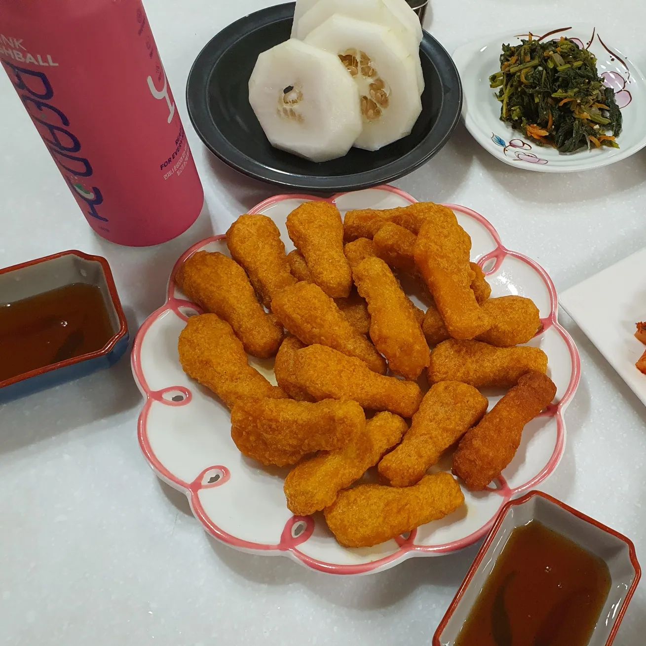 #협찬 
고소 바삭 부드러운 베지가든 후라이드치킨

가족에게 베지가든 후라이드치킨이란 말 안하고 점심반찬으로 차렸더니 진짜 치킨인 줄 알아요.
겉은 바삭하고 속은 부드럽고 ~~~순살이라 먹기도 편해요. 에어프라이어에 10~15분 조리하면 끝!!
농심에서 만든 베지가든 후라이드치킨!! 비건음식도 맛있게 먹을 수 있어요. 곁들인 소이갈릭 소스 찍어 먹으면 맛있는게 2배예요. 

#농심 #베지가든 #비건음식 #비건식품 #후라이드치킨 #비건 #치킨에어프라이어 #크리스피치킨 #비건요리