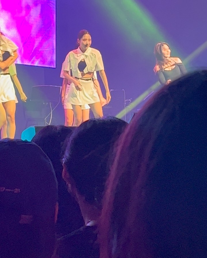 ‘My muse’ in Seoul2️⃣

춤추는 수영이 좋아🩵

소원들이랑 무대에서 춤추는 수영언니 진짜 예쁜데 소원들이 너무 많이 찍혀서 마지막 레전드 무대만 소원들 모자이크 해서까지 올리고 싶어서 일일히 편집했다😆 소원들 멋지고 최수영도 멋졌다👍🏻 그리고 이은지님이 너무 재밌게 해주셨어
 소원들이랑 티키타카 너무 재밌었다😁