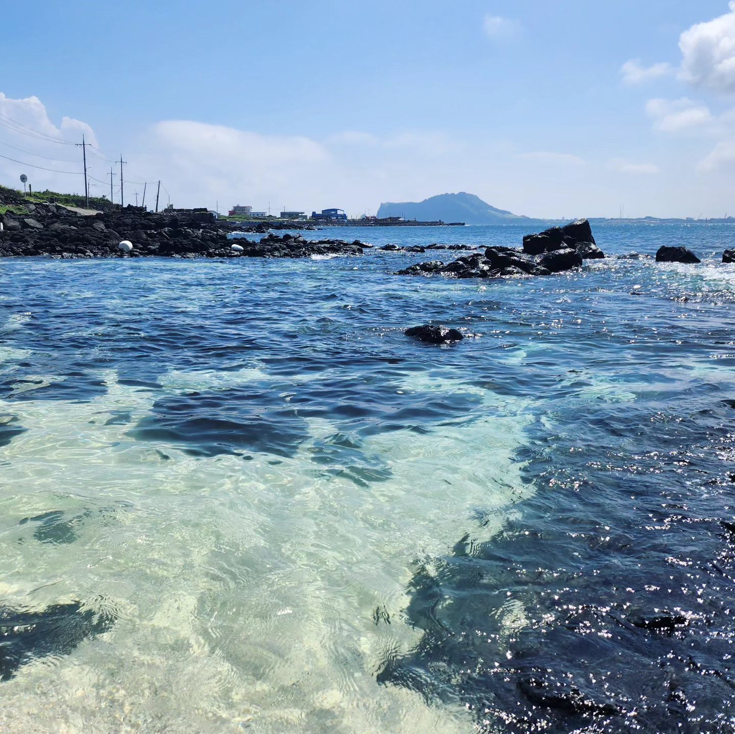 너무 예쁜 제주도 우도🏝✨️✨️
.
더워서 피부는 탔지만 사진 잘나와써😆
하늘이랑 바다만 봐도 힐링...
.
#우도 #에메랄드빛 #바다