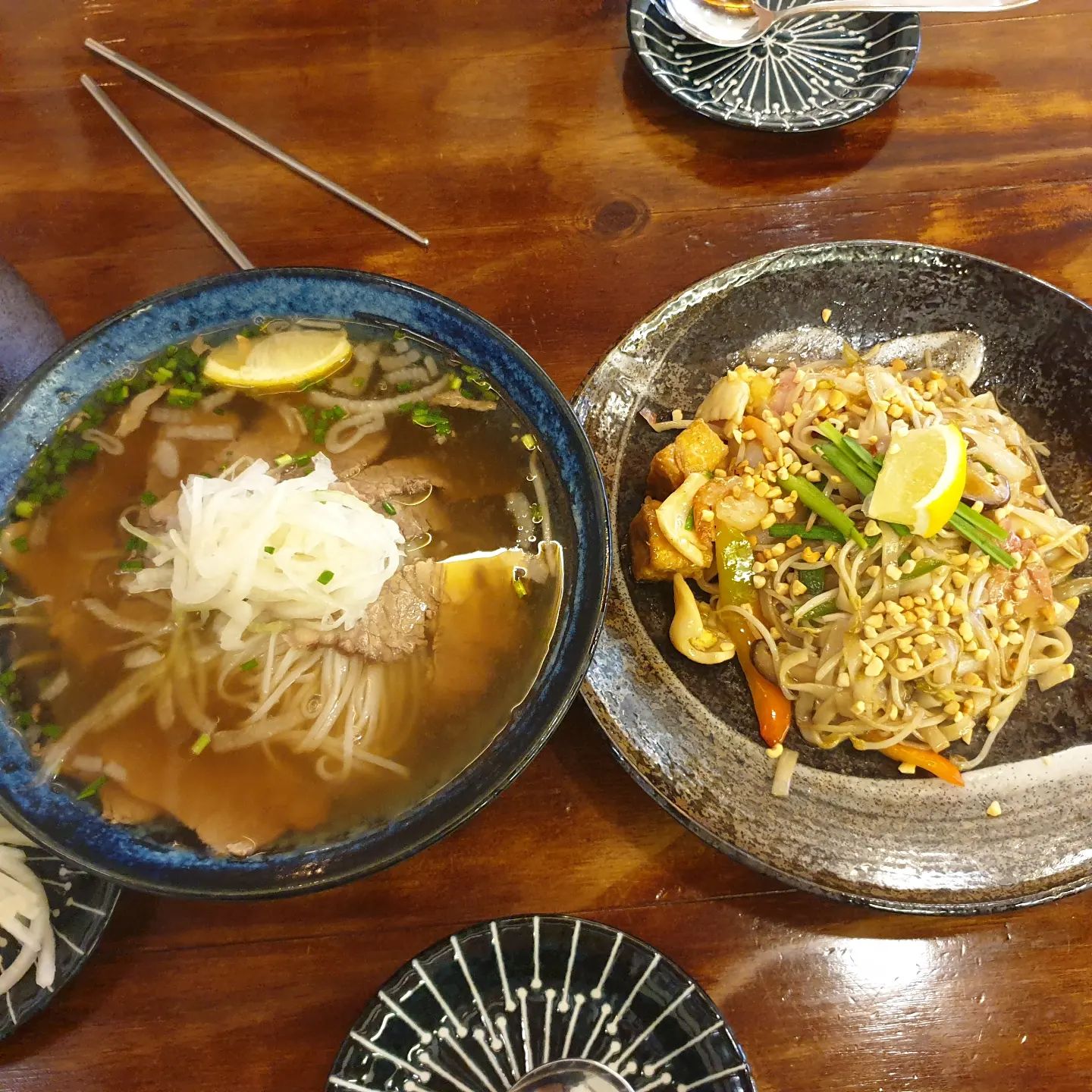 #삼산동맛집 #쌀국수

주말 딸과 점심 데이트 
우리딸 좋아하는 쌀국수 먹으러
 #인더비엣 왔어요. 

인테리어가 기막히게 이쁜  분위기로 먹는기분!!! 

음식은 전반적으로 좀 간간합니다만... 
너무 잘 먹는 우리 딸 ㅎㅎㅎㅎ 

좋은주말보내세요~~~ 

#딸과데이트 #주말 점심 #팟타이 #홀리데이 #주부일상 #주부소통 #주부스타그램