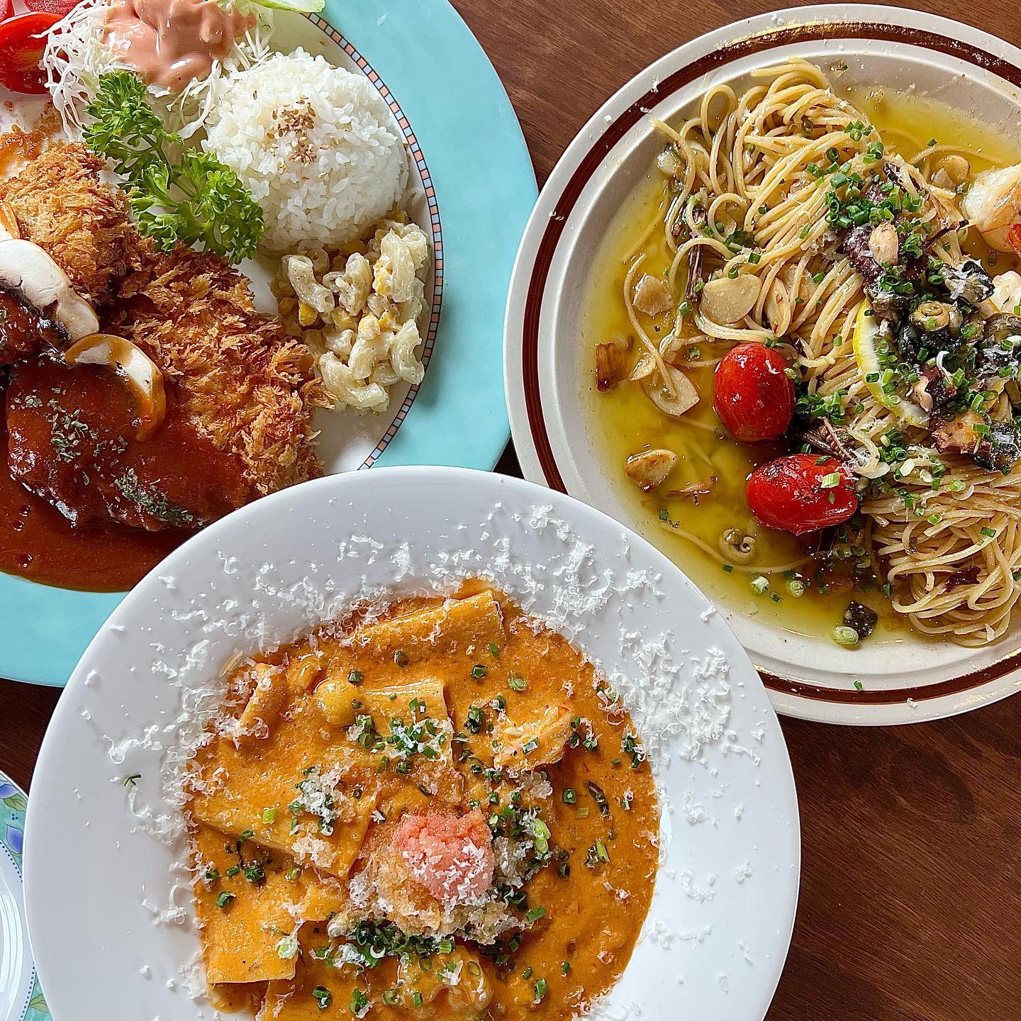 🍽️

제주여행 4일차🍊
전날 먹고 싶어서 찜해뒀던 곳 방문
골목골목 가게들이 있어서 아기자기하고 넘 예뻤던 곳
이것저것 다 먹고 싶어서 2인 3메뉴 뿌시기👊🏻
제주도만의 색깔로 만들어진 음식들이라
더 맛있었다😋

#제주여행 #수선화식당