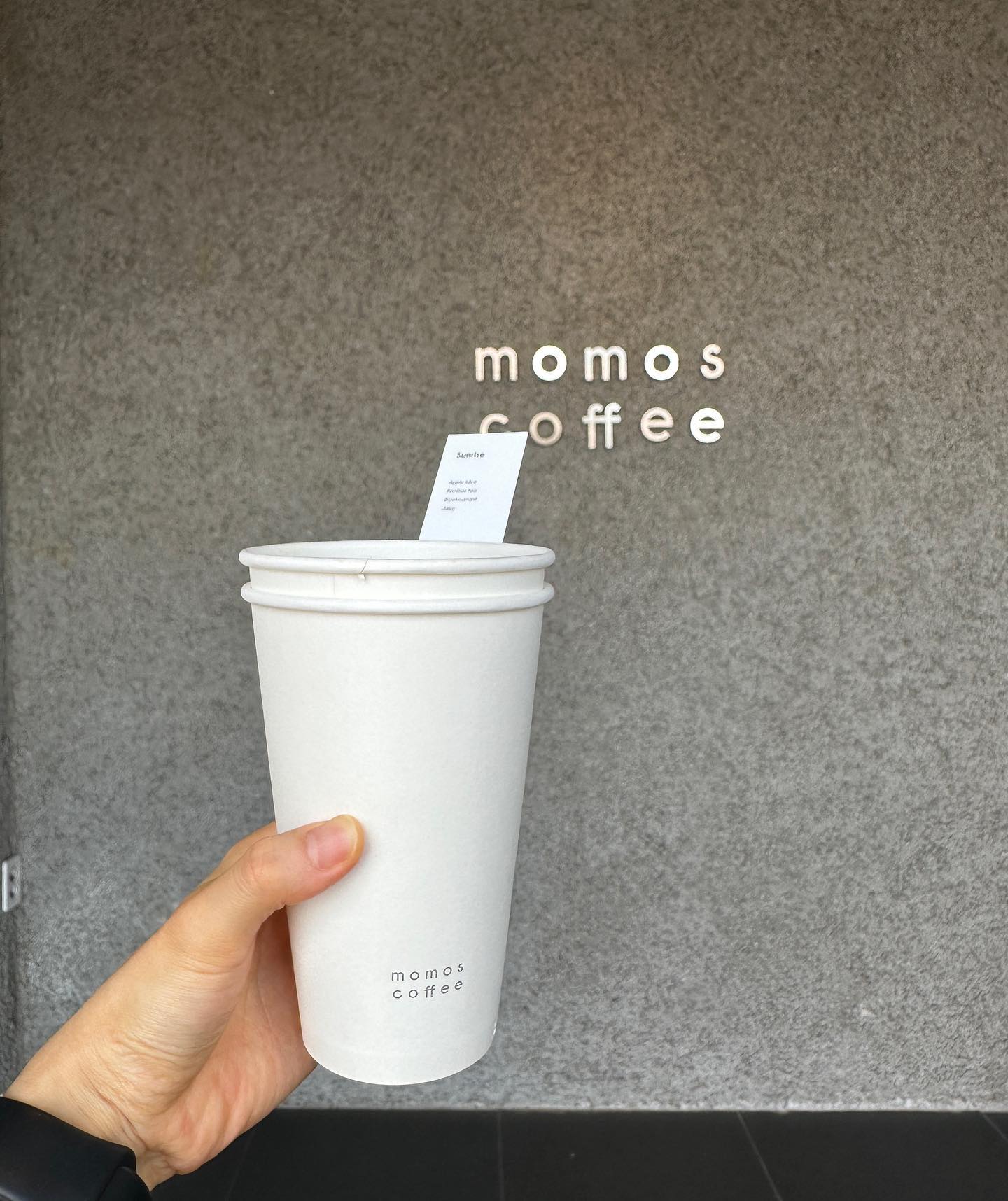#협찬#모모스로스터리앤커피바#빅토리아아르두이노#동현테크 

명품커피머신으로 내린 모모스커피 원두💕☕️
월드챔피언바리스타 쉐리님이 내려주신 커피라 더 특별했던😍

단맛과 산미가 있고,
사과쥬스 과즙 같은 쥬시함까지 느껴지는 풍부한 맛의 
#모모스선라이즈
(사과쥬스/루이보스티/블랙커런트/쥬시)