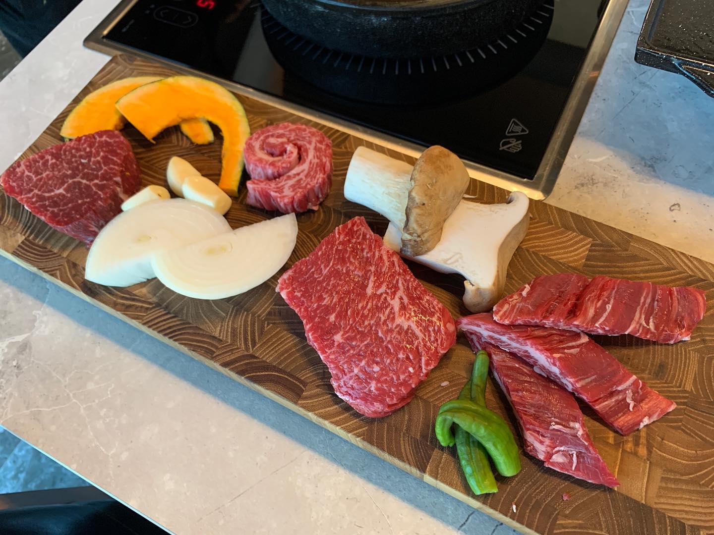40개월 이하 암소 1++만 사용하는 한우 맛집!
후식으로 즐긴 사장밥까지 완벽 👍 

#대전한우맛집 #관평동맛집 #대전맛집 #유성맛집 #유성한우 #관평동룸식당 #관평동한우 #관평동기념일 #투뿔한우 #한우의품격