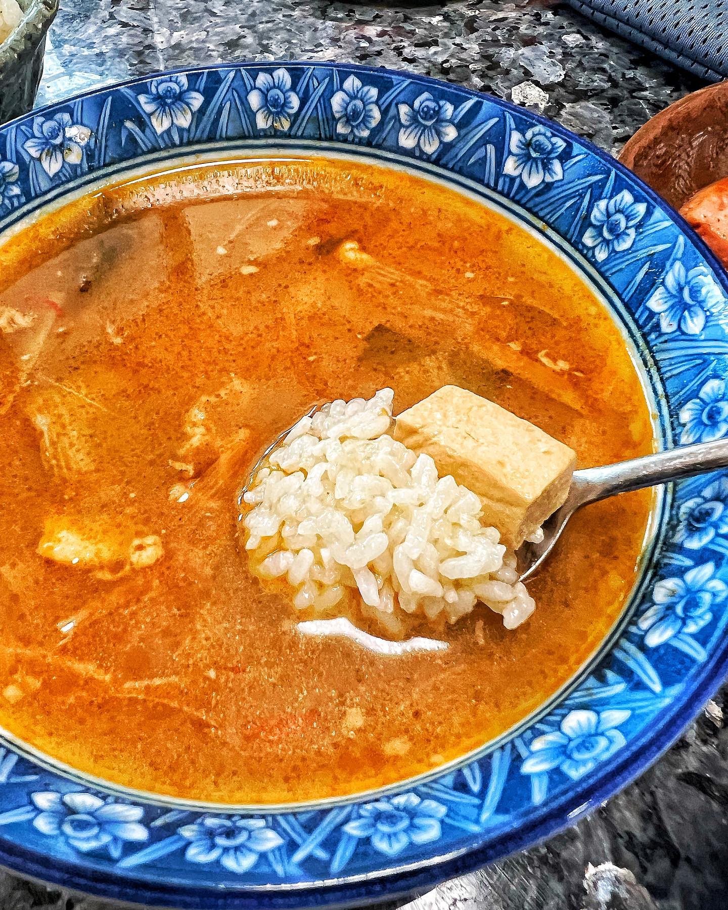 #협찬

한일관 국탕찌개(갈비탕,된장찌개)❕

한일명가 한일관의 한식 노하우와 국물명가 농심의 맛내기
기술이 만나 맛집 인기메뉴를 더욱 맛있고 간편하게 즐길 수 있는
한일관 국탕찌개〰️

전통 있는 맛집 한일관과 국물 명가 농심이 콜라보하여
국탕찌개가 출시됐어요!
맛은 서울식이라 원재료 맛을 잘 살려 자극적이지 않고, 담백한 맛🖤

매일 매일 집밥 메뉴로 골라 먹기 좋더라구여🐾

저는 갈비탕과 된장찌개를 먹어봤눈데요!
갈비탕은 갈비, 무, 대파로 우려내 깔끔하고 진한 국물 맛
먹기 좋게 잘 삶어진 갈비살이 씹는 맛이 좋은게 특징이에요🙃

된장찌개는 소고기 양지로 깔끔하고 감칠맛 나는 국물 맛
씹는 맛이 좋은 감자, 청홍고추, 두부 건더기가 특징이랍니다😄

전부 4종이 있눈데 다음엔 다른 2종도 먹어봐야겠어요🍁