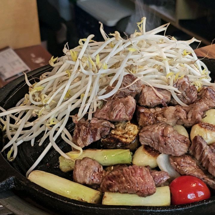 #양고기 🐏
양고기 진짜 미쳤다

#일일양
모듬(500g)으로 주문! 가격 7만원
이렇게 잡내 안 나고 부드러울 수가 없다

직접 다 구워서 잘라주심👍🏻
간장 소스에 찍어 먹어도 맛있고
#와사비 #홀그래인머스타드 #청어알
#민트소스 도 완전 별미🤤

쫄면에 싸먹는 게 진짜 맛도리지만
클래식이 진리 소금 추천⭐️

#문래동맛집 #일일양문래창작촌점
#일일양 #문래동양고기 #문래동창작촌 
#양고기맛집 #문래창작촌 #문래창작촌맛집
#블로그체험단