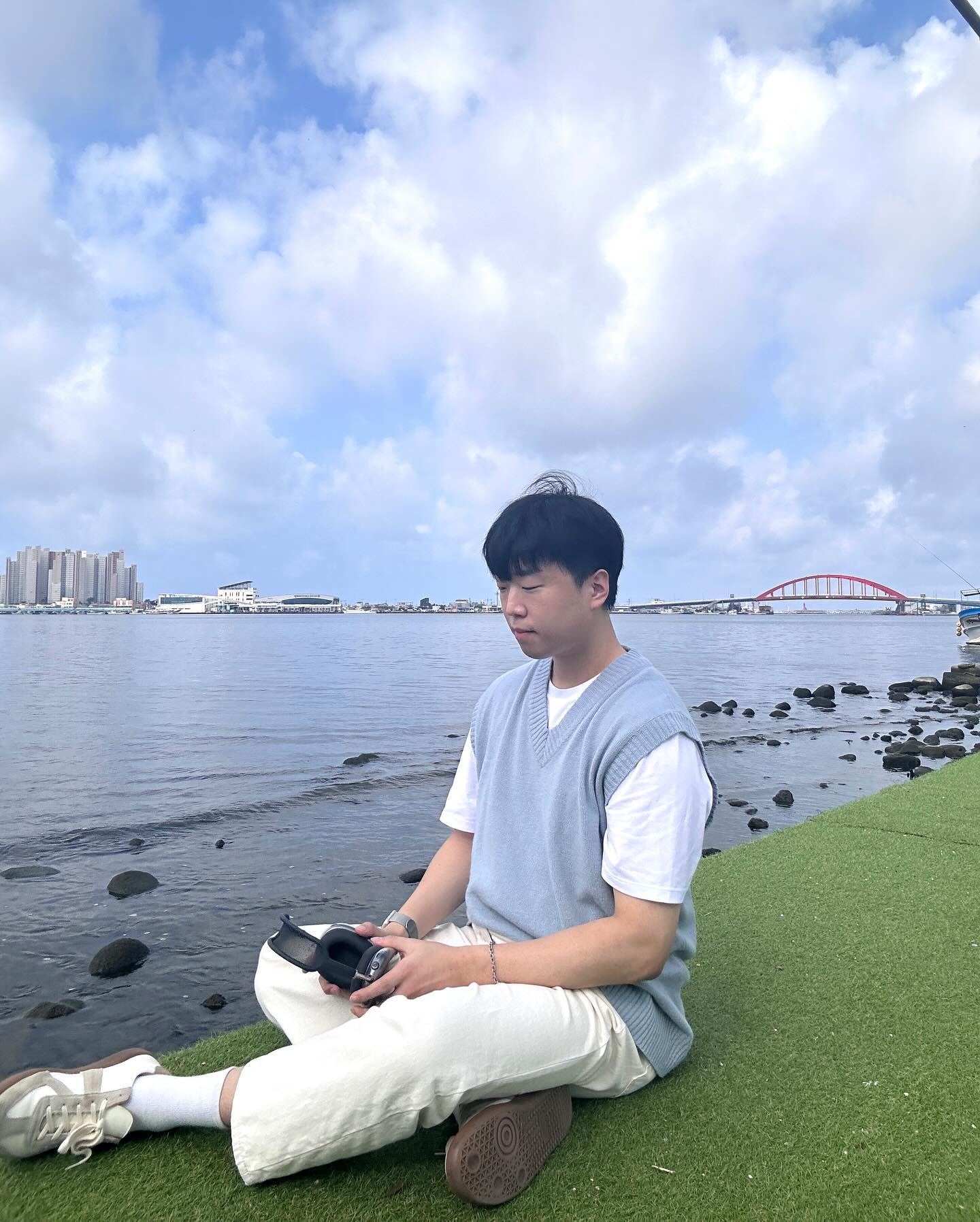 09.06-07
전날 무작정 예약하고 떠난
속초여행🚌

날씨가 매우 좋아 사진찍기 
좋았지만 생각보다 할건 없더라🫠

대신 푸드파이트 완!!🍗🍗