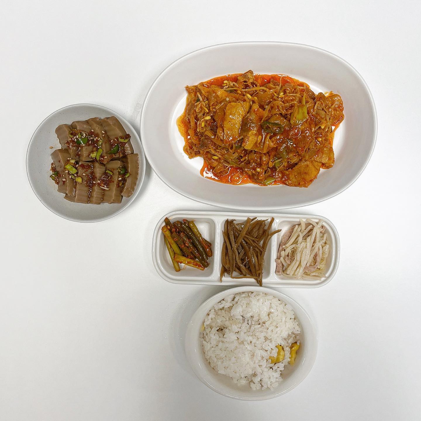 오늘 예랑이 저녁 🍴

➜ 콩나물불고기 , 도토리묵 ❤︎

오늘 저녁 뭐해줄까 고민하다가 
예랑이가 콩불 먹고싶다고 누구보다 빠르게 
마트가서 콩나물을 사왔어요 😂 ㅋㅋㅋㅋㅋㅋㅋ ㅋㅋㅋㅋ
먹고 싶은거 있으면 바로바로 사오는 예랑이 ☺️
요즘 다이어트중이여서 같이 밥 못먹어줘서 
더더더 잘 챙겨주려고 해용 -! 
그래서 예랑이 밥사진만 올립니다 하하핳 🥲

#오늘저녁 #저녁메뉴 #콩불 #콩나물불고기 #저녁밥상 #오늘뭐먹지 #맛스타그램 #먹팔 #맞팔 #소통 #댓글 #홈쿡 #일상 #신혼부부 #예비부부 #요리 #요린이
