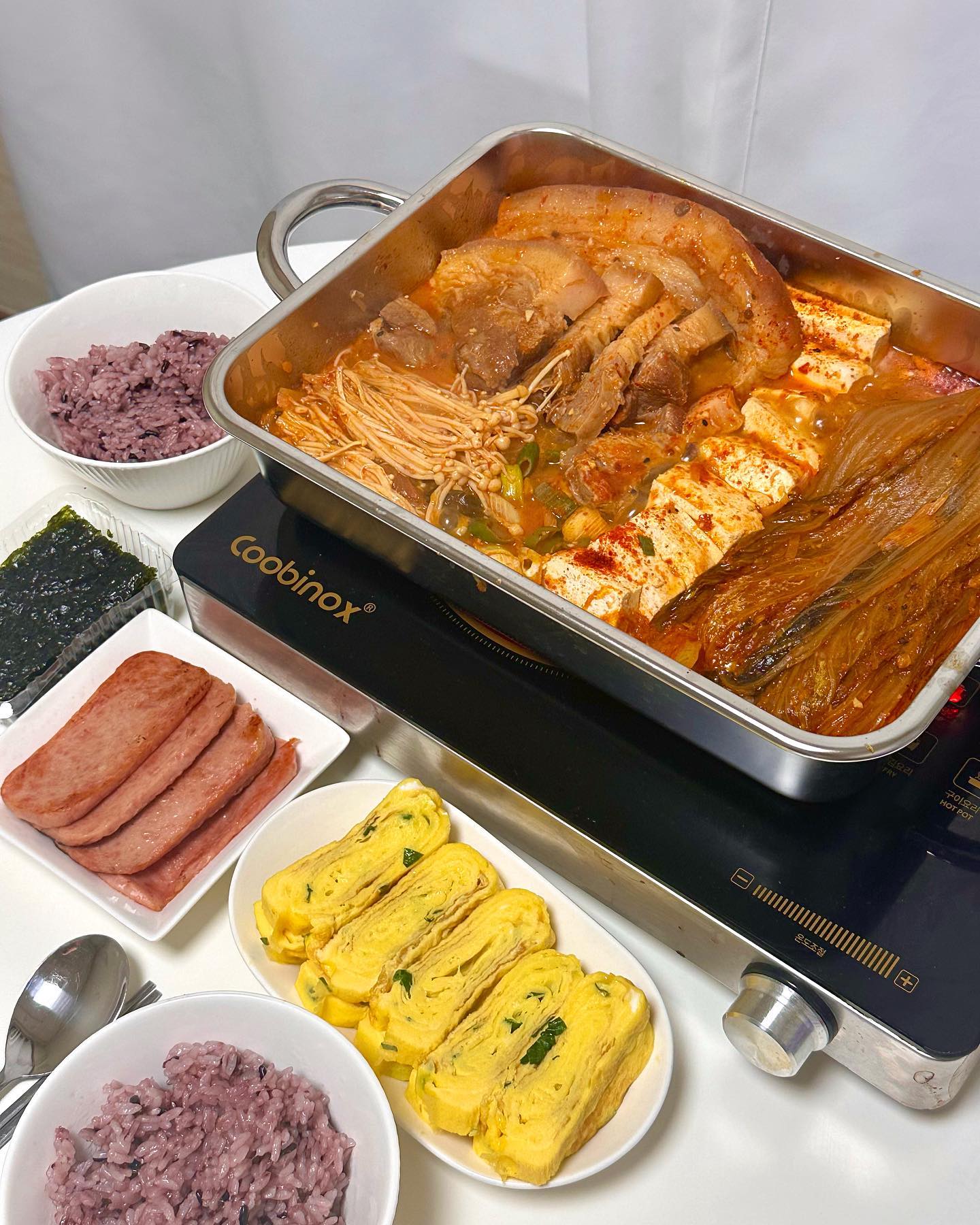 오랜만에 집에서 해먹은 집밥😼
앞다리살 잔뜩 넣어서 만든 김치찜🧡
밥도둑 가득가득한 밥상으로 행복하게 하루 끝🙌🏻
.
#저녁 #저녁메뉴 #저녁밥상 #집밥 #집밥스타그램 #집밥메뉴 #집밥그램 #먹팔 #먹방 #먹스타 #먹스타맞팔 #먹부림 #먹방그램 #집밥일기 #좋아요반사 #좋반 #먹팔해요 #먹팔소통 #먹팔환영 #먹팔스타그램 #맛스타그램 #밥상 #밥스타그램 #밥상스타그램 #좋테 #밥도둑 #집밥기록 #요리스타그램