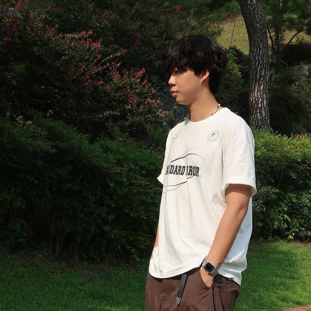 이재준 on Instagram: "#협찬 @standarderror_official IRT167 컴팩트얀 엔자임 워싱 스포티 유니버스 반팔티 시대를 초월하여 반복적으로 나타나는 현상을 새롭게 재해석하여 시간이 흘러도 여전히 트