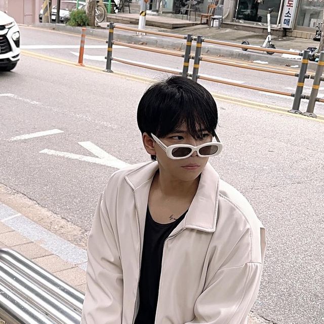 창희 / Undecided on Instagram: "#광고 @1rony9orno_official . . ☑️ 소프트한 터치감에 은은한 광택감으로 고급스러운 무드를 주는 자켓이에요☺️ ☑️루즈핏 실루엣으로 어떠한 무드에도 잘어울리