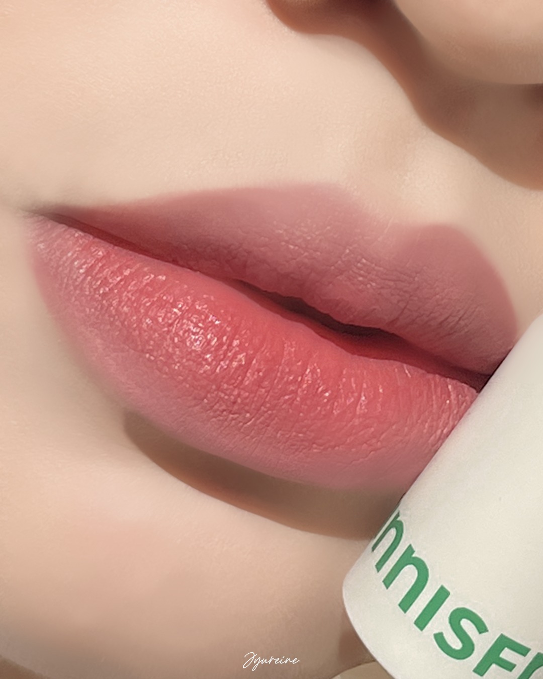 #제품제공 innisfreeofficial 
#이니스프리 에어리 매트 립스틱 06 로지 보우
#INNISFREE Airy Matte Lipstick

3.5g / 19,000원
⠀
_
안녕하세요, 쥬헨느에요. (❁´▽`❁)*✲ﾟ*
⠀
오늘은 이니스프리의 숨은 찐템을 들고 왔습니당!
사실 이니스프리하면 기초라인이 워낙 탄탄해서 색조는 관심이 적었는데 요거 찐이에요
⠀
에어리 매트 립스틱은 이름에서 알 수 있다시피 공기처럼 가볍게 밀착되어 내 입술 같이 편안한 립스틱인데요. 
매트 립스틱인데 각질 부각이 없어서 정말 좋았어요.
⠀
전 완전 각질 부자라 매트 립스틱을 바르면, 바른 직후는 각질이 안보이다가 좀만 지나면 각질이 올라와서 이를 본능적으로 뜯어버리더라구요?
근데 요 제품은 바른 후에도 각질이 올라오지 않았어요!!😍
⠀
그리고 요게 5호를 제외한 나머지 컬러들이 모두 채도가 튀는 느낌이 없어서 평소 형광끼 안좋아하셨던 분들에게 딱일 것 같아요
⠀
좀 아쉬운 부분은 5호만 쿨톤 컬러라는 점,,ㅠㅠ 전 쿨톤이 아니지만 쿨 컬러를 사랑하거든요,, 예쁜 쿨톤 컬러도 많이 만들어줬으면 좋겠어요🤣
⠀
다르게 생각하면 요즘 쿨톤이 유행하고 있어서 오렌지, 오렌지 누드 컬러들 거의 안보이는데 1호랑 2호가 딱 그런 컬러라 웜톤분들 소장하면 정말 잘 쓰실 것 같긴하네요!!
⠀
제가 사용한 컬러는 6호 로지 보우인데요. 약간 웜쿨 중간에 있는 컬러라 너무 예쁜 것 같아요. 특히 요게 바르면 바를수록 색감이 진해져서 다양한 분위기의 메이크업에 어울릴 것 같더라구요!
⠀
기대 하나도 안했는데 너무 예쁘고 입술이 편해서 다음번엔 4호를 내돈내산 해보려구욥💚💚
_
⠀
⠀
⠀
⠀
⠀
❥ ‑‑‑‑ ‑ ‑ ‑ ‑ ‑ ‑ ‑ ‑ ‑ ‑ ‑ ‑ ‑ ‑ ‑ ‑ ‑ ‑ ‑ ‑ ‑ ‑ ‑ ‑ ‑ ‑ ‑ ‑ ‑ ‑ ‑
↳ #립스틱 #립스틱추천 #이니스프리립스틱 #매트립스틱 #매트립스틱추천 #mlbb #말린장미 #립메이크업 #립추천 #웜톤립스틱 #motd💄