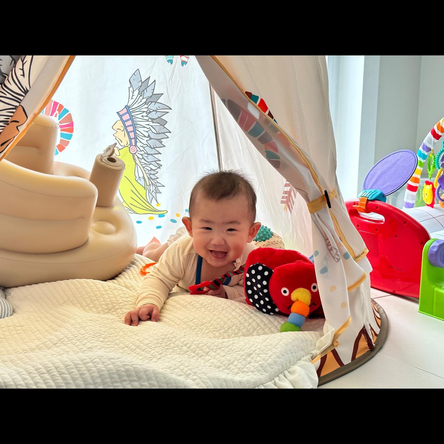 👶🏻 인생192일차 : 위고 당근

요즘 해맑게 웃어주는 뚜호ღ
점점 잡고 서있으려고 해서 위고를 당근해왔어요
이런건 아빠있을때 해야함😋

집에 오는길에 잠들어서 넘 당황스러웠지만.. 
다이소 들려서 어버이날에 쓸 카네이션 재료도 
사왔답니다~ 셀프로 카네이션머리띠도 만들었어요

뚜호야 위고 무겁게 가져왔으니 씐나게 타줘!!!
