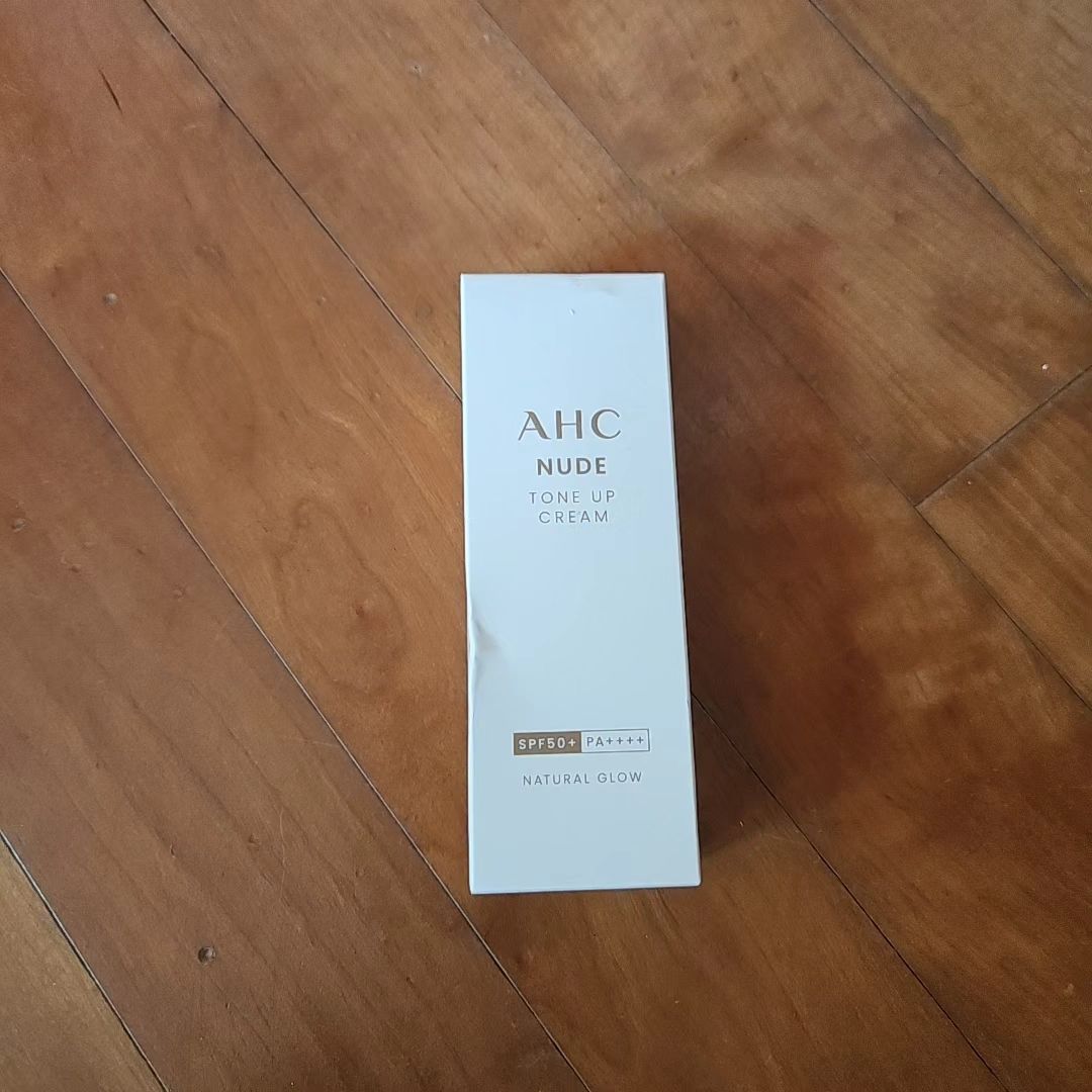 #협찬 AHC 톤업 누드크림

이번에 좋은 기회로 AHC에서 
새로 나온 누드크림을
써보게 되었어요!

​제품패키지도 깔끔하니너무 예쁘죠?
에스테틱크림이라고 불릴만큼
관리받으러 따로 안가도 
누드광채크림 AHC누드크림만
있으면 광채나는 피부를 표현 할 수 있어요!

주요성분을 알아볼까요?

1. 속부터 차오르는 에스테틱 수분광​

→ AHC만의 독자성분 에스테글로우™*가 
피부의 탄력-톤-결 모두를 케어해
즉각적인 에스테틱 수분광과 
100시간 수분 지속력 완성

​2. 에센스 성분 76%*를 담아 촉촉하게! 
피부 장벽 케어와 흔적 커버**까지​

→ 흔적 커버는 물론 가드니아꽃추출물과 
병풀추출물로 피부 진정-장벽***
-보호 트리플 디펜스 효과

3. 내 피부처럼 얇고 자연스러우면서
화사한 누드 업 커버 효과!​

→  특허받은 누드 파우더 기술로 한층 더 얇고 
촘촘하게 밀착, 우아한 누드 톤 케어

​4. 이것저것 덧바를 필요없이 
자외선 차단까지 한번에​

→  자외선 차단 지수까지 갖춰 
하나만 바르면 외출 준비 끝
(SPF 50+/PA++++)

색상도 누드컬러에요~
비비크림 컬러랑 비슷한거 같은데
손등에 테스트먼저 해보려고
손등에 먼저 발라보았어요!

손등에 먼저 발랐는데 차이가
느껴지시나요?
바른쪽이 확실히 톤업이
되는거 같고 부드럽게 발리는
느낌이 있었어요

​자연스러운 톤업이 
되니 톤업크림으로 딱이쥬?

튜브용기도 깔끔하게 쓸 수 있어서
너무 좋은거 같아요! 그리고
휴대하기도 편하답니다👍🏻 

저는 스킨케어를 하고 난 후에
발라보았는데 자연스러운 
톤업이 된거 보이시나요?ㅎㅎ
바르고 나니 커버력도 적당해서
요거만 발라도 되겠더라구요!

에스테틱 화장품, 에스테틱 수분광
파데프리 제품을 찾으신다면 
AHC 에서 나온 누드톤업크림
내추럴글로우 추천 드려요👍🏻

#AHC누드크림 #누드광채크림 
#누드톤업크림 #에스테틱크림 
#에스테틱화장품 #톤업크림 #톤업크림추천 
#스킨케어 #파데프리 #AHC 
#누드톤업크림내추럴글로우​

​

본 포스팅은 AHC로부터 제품과
소정의 원고료를 받아 작성되었습니다.