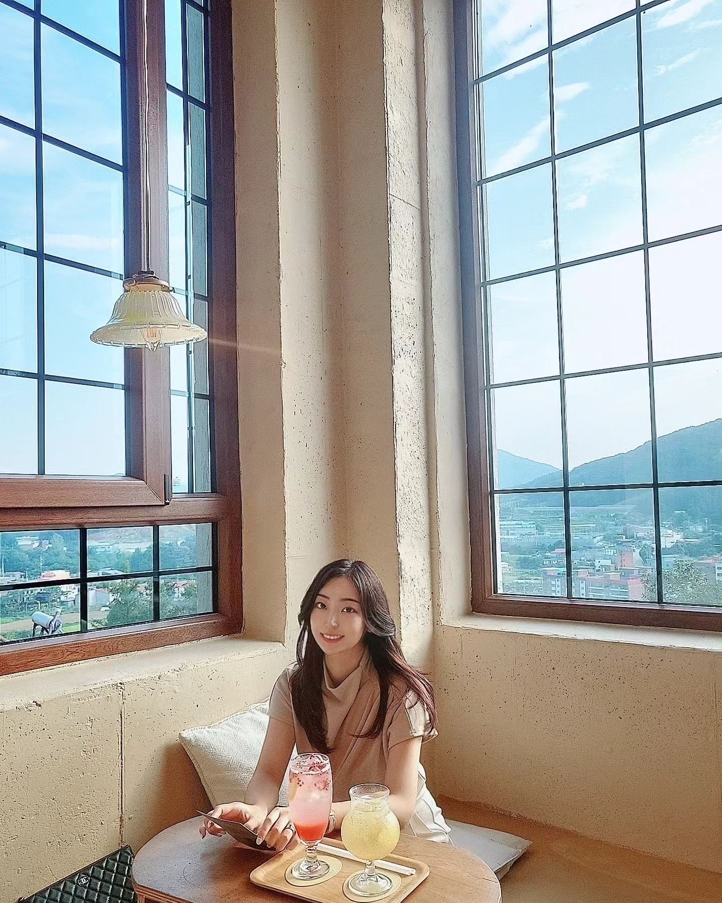 푸릇푸릇 ⛰️ 산 전망 뷰
너무 예뻣던
'마이포터리'
.
.
편히 쉬다 가기 좋은
카페 였댜!😆
.
.
도자기공방카페로도
알려져있던데
다음엔 체험하러 또와야지💕
.
.
.

#마이포터리#남양주카페#카페추천#남양주카페추천#여기남양주#마이포터리카페#카페마이포터리#산전망뷰#뷰맛집카페#오늘은여기#일상#일상사진#사진#카페사진#일상스타스램#일상룩#오오티디#최근일상#소확행#좋아요#추천#행복#소통#카페일상#주말#힐링#힐링카페#도자기공방카페