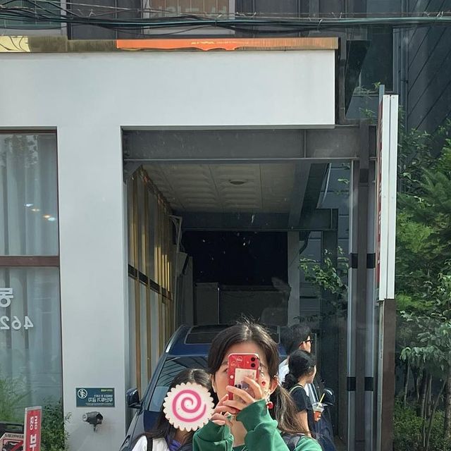 𝕞𝕚𝕟 on Instagram: "#광고 색감과 프린팅이 너무 예쁜 아이러니포르노 아트플라워 블룸 앰블럼 세미오버핏 맨투맨💚🤍 어깨선이 자연스럽게 드롭되는 적당한 오버핏이라 너무 좋고 코마