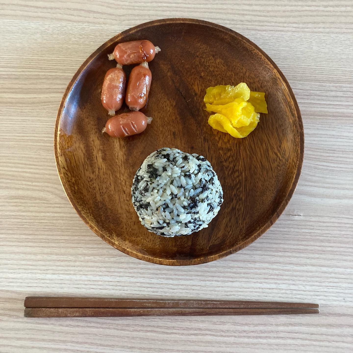 잘 먹겠습니다🙏🏻
가끔은 간단한 조식

#조식 #주먹밥 #유자단무지 #소시지