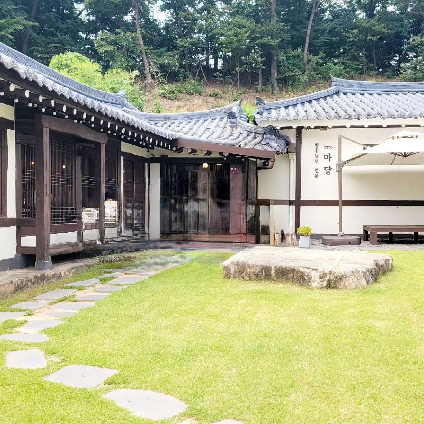 이번주말은 부산 안내려가고
토요일은 회사 출근

일요일은 친정식구들과 별이한테 들렀다
근처 함흥냉면전문점 "마당"에 들러 점심식사
한옥에 예쁜마당이 있는 그래서 이름이 "마당"인듯
지난번 방문때는 냉면만 먹었는데
갈비찜 맛집이라고 해서 이번에는 갈비찜+냉면세트주문
음식은 전체적으로 깔끔한맛 물냉보단 비냉이 맛있고
갈비찜은 담백한데 가격대비 양이 너무 적다.
군더더기없이 깔끔한맛 좋아하시는 분들께는 강추
우리별이 보러 왔다 맛난음식 배불리 먹고 가네
별이야~~~~잘지내지? 
우린 니가 너무보고싶어.

#주말#오늘기록#펫포레스트#냉면맛집#그리움