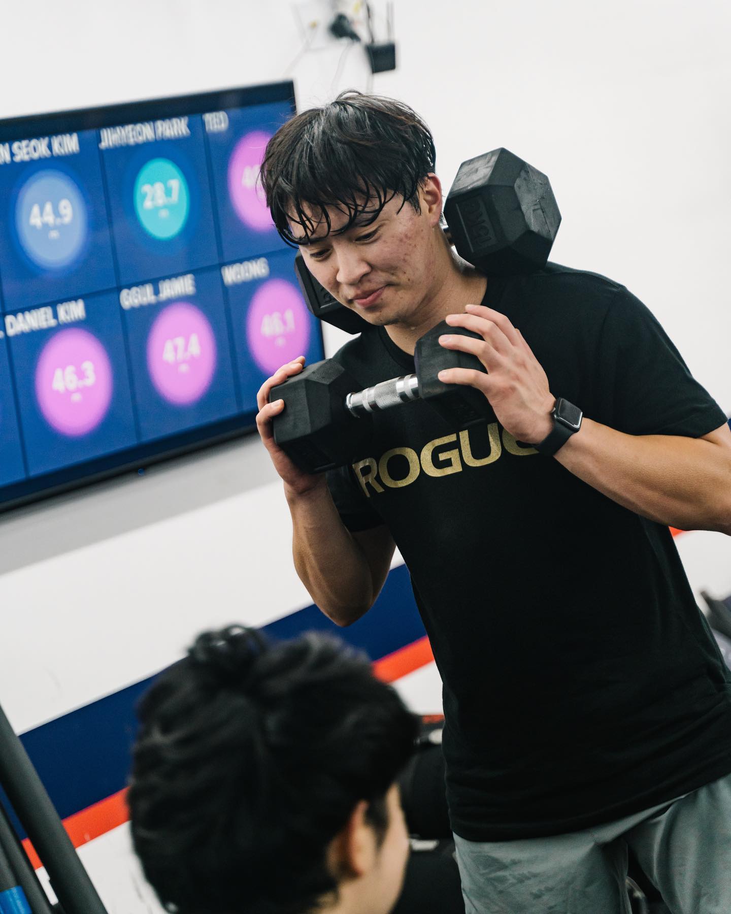 “나를 죽이지 못한 고통은 나를 더 강하게 만든다“

안녕하세요. 다녤킴입니다😁 오랜만에 인사드리는것 같네요. 그동안 운동영상 및 운동 컨텐츠들이 안올라오고 스토리에 계속해서 병원방문이랑 치료받는 모습을 보고 많이들 궁금해하시고 괜찮냐고 많이 물어봐주셨습니다. 먼저 걱정해주시고 빠른 회복을 위해 도움주신분들께도 정말 감사드립니다.

지난 8월, 테이블 모서리에 꼬리뼈가 세게 부딪히는 사고를 당하는 바람에, 꼬리뼈 골타박과 함께 그 당시 충격이 허리로 흡수가되어, 요추 4-5번과 흉추 1-2번간의 문제가 생기게 되었습니다. 갑작스레 집중 치료를 받게되었으며 향후 합병증 및 추가병이 발생치 않고 빠른 일상 회복을위해 일과 운동을 밤시 쉬며 재활치료 및 병원치료를 함께 받고있습니다. (운동하다가 다친거아니에요😭)

이번에 다치고서 몸에 대해 더 소중하게 생각하는 계기가되고 건강한 몸을 갖고있는 것에 대한 감사로 생각하며 무한 긍정•좋은 경험이 되고 있다고 생각하고있습니다. 

앞으로 제가 회복해서 더 나아진 모습, 더 강해진 모습인 다니엘로 돌아갈 예정입니다. 기대해주세요😁

#운동하는직장인 #프사오 #직장인크로스핏터 #재활치료