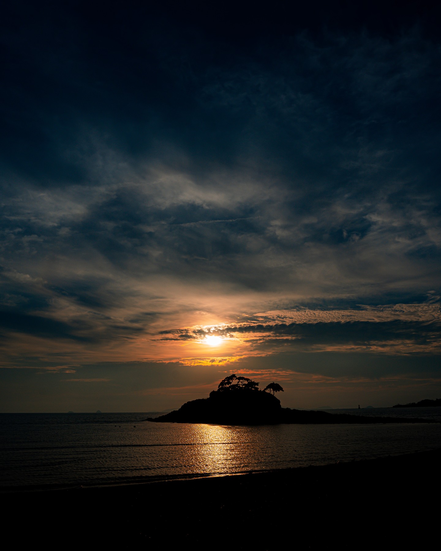 노을 좋아하세요?🌄
요즘 하늘이 심상치 않아 제대로 보고자 달려간 노을 포인트🚗
하늘이 붉어질수록 몰려드는 사람들도 많아지는 전북 지역의 해넘이 명소예요

여기서 차로 5분 거리에 캠핑장이 있는데 캠핑장에서는 산에 가려서 약간 아쉬운 뷰에요(마지막 사진)😦
5분 정도 밖에 안 걸리니까 의자만 챙겨서 차타고 노을 감상하고 오는 것도 좋을듯 해요

노을 포인트와 캠핑장 정보가 궁금하신 분은 DM 주세용😊
대단한 정보는 아니지만 한창 DM이 고플 때여서요 헤헤~

ps. 사진은 뽀샵 좀 했습니다. 실제와 조금 다를 수 있어요 😁

#노을 #노을맛집 #전라도캠핑장 #전북캠핑장 #가을캠핑 #뷰가다했다