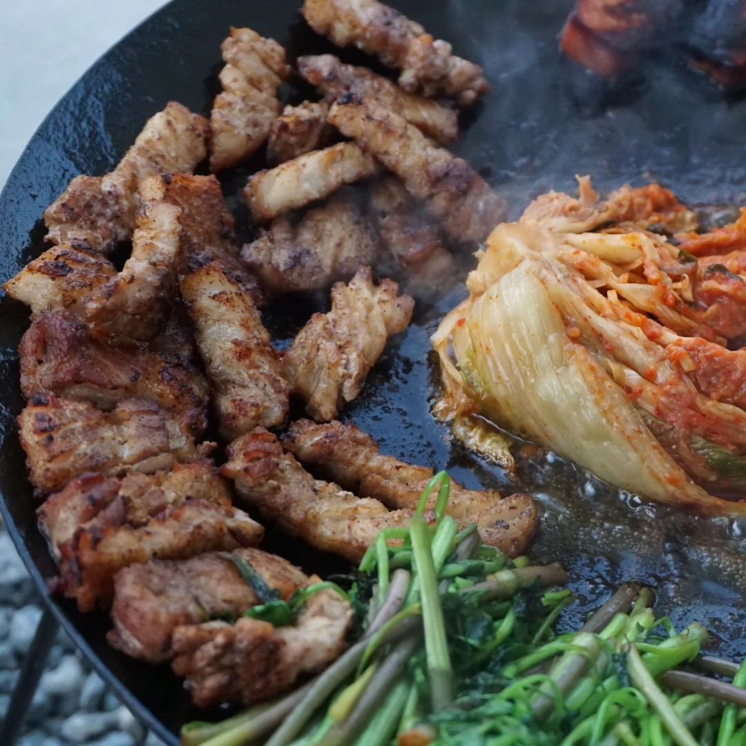 #캠핑음식

제가 오랜만에 캠핑을 다녀왔어요.
요즘 날씨가 선선하니 캠핑가기 딱 좋은 날씨죠
그래도 오전에는 너무 덥구요. 
오후에는 추우니까 캠핑 가시 분들은 
긴팔 꼭 챙겨가세요~

오후에는 날씨가 선선하니 고기 구워 먹기 
딱 좋더라고요~ 밖에서 먹는 삼겹살에 
김치는 정말 너무 맛있고요. 
볶음밥도 만들어서 먹었어요  ㅎㅎ 
순두부에 열라면도 오랜만에 끓여먹고요.
낙지볶음 밀키트 사서 콩나물이랑 떡도 넣어서
밤에 술 한잔 하니까 딱 좋더라고요 ㅎㅎ

이렇게 배부른 하루가 지나갔어요~ 

#캠핑#캠핑먹방#캠핑먹거리#캠핑족
#캠핑스타그램#캠핑그램 #솥뚜껑삼겹살
#먹스타그램🐷#먹스타맞팔#먹팔#맞팔
#먹스타#먹스타그램🍴#맛스타그램
#맛스타#맛스타그램😋 #캠핑솥뚜껑
#캠핑삼겹살#삼겹살볶음밥#낙지볶음#열라면