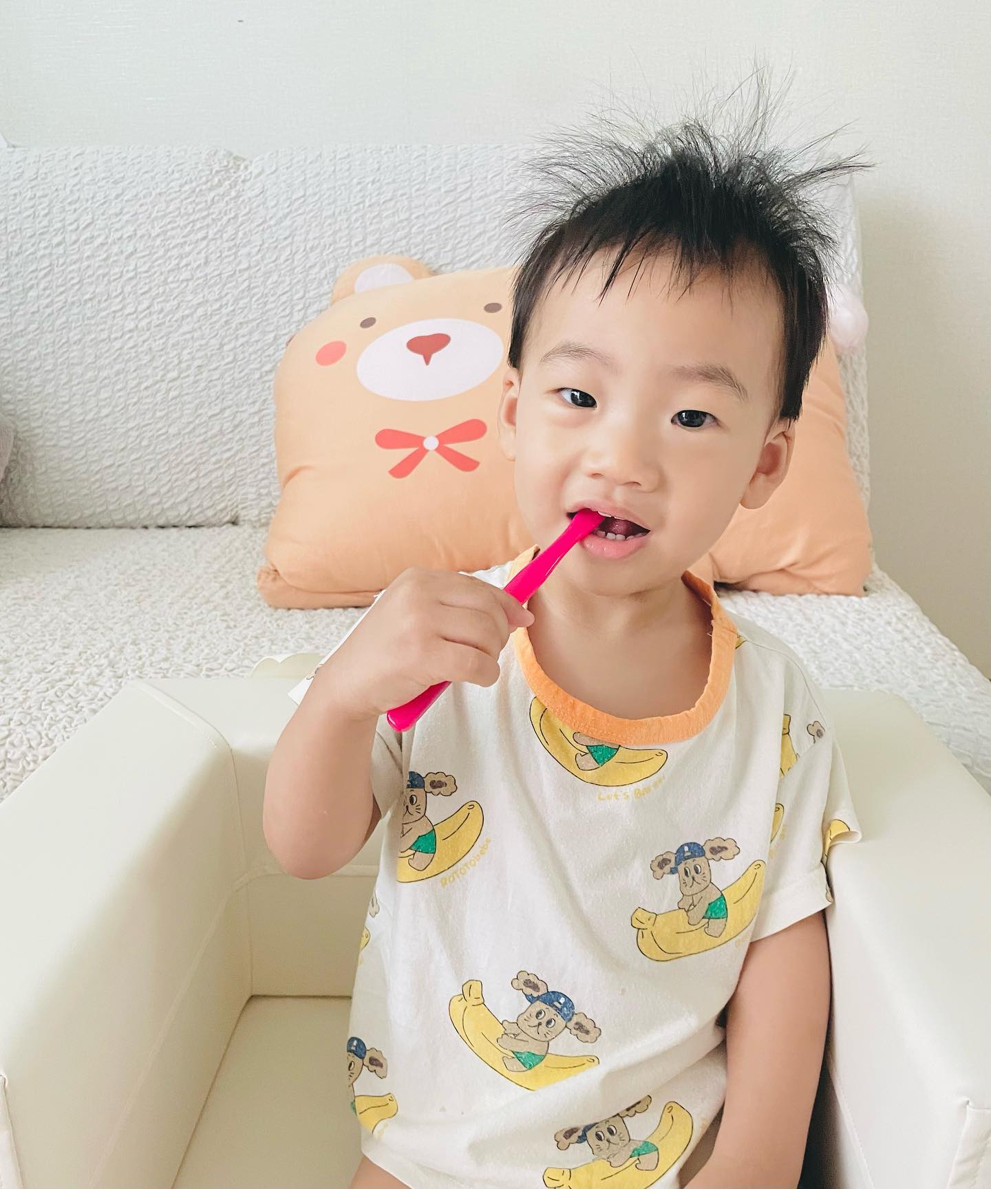 #체험단 #리앤코칫솔

podo.mom 이준맘님 체험단 이벤트 당첨되어
사용해보게 된 칫솔계의 샤넬이라는 ‘리앤코 칫솔‘

처음 양치 시작할때만 해도 
스스로 칫솔 잡고 양치질 하는걸 좋아했었는데
언제부터인가 시작된 양치거부🥲

엄마랑 같이 양치하며 서로 이 닦아주기도 해보고
좋아하는 인형 치카도 시켜주고 여러 방법을 시도해봤지만 

정작 아기 입안에 직접 닿는 칫솔에 대해선
고민을 해본적이 없더라구요,,

이번에 리앤코 어른 칫솔도 같이 보내주셔서 
어젯밤에 제가 먼저 사용해보고
오늘 아침에 정워니도 처음 리앤코로 치카치카🪥

제가 직접 사용해본 느낌은
칫솔모가 부드럽다고 해서 힘이 없을 줄 알았는데
부드러우면서도 단단함이 느껴졌어요.
미세모 칫솔 사용하면서 잇몸이 찔리는 느낌을 받기도 했는데 
리앤코는 전~혀 잇몸 아프지 않고 잘 닦이더라구요.

정워니는 그래도 자기전 양치는 잘하는 편인데
아침엔 거부가 진짜 심해서 힘들었거든요,,
그런데 오늘은 스스로 칫솔 잡고 하기도 하고
엄마보고 더 해달라고도 하더라구요👍

리앤코 칫솔로 양치거부 극복할 수 있기를 바라봅니당🫶

𖤐‘리앤코 칫솔’ 궁금하신 분들은 
podo.mom 에서 공구 진행중이니 참고하세요.ᐟ