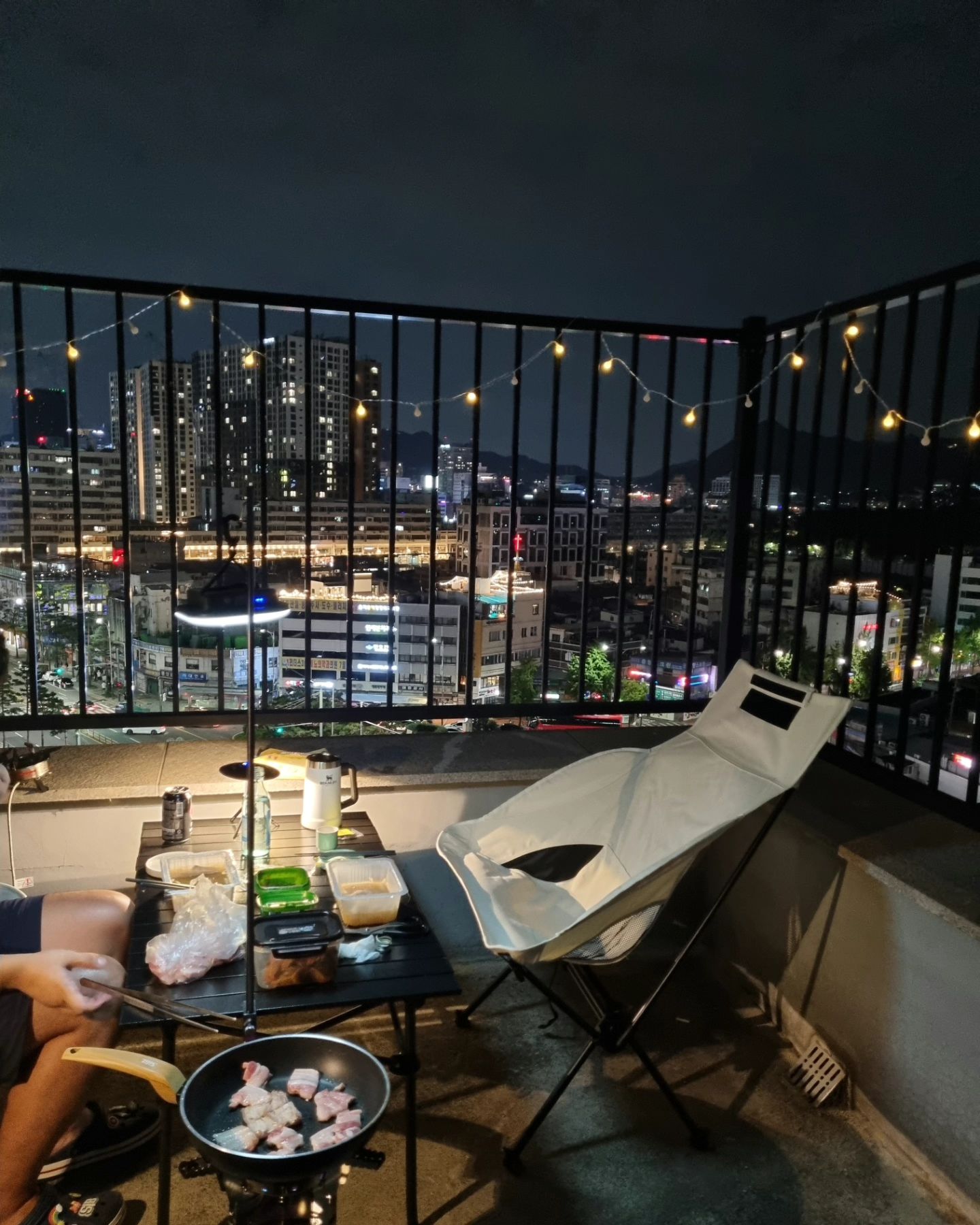 옥상파티🎆🎇

이제 매 계절마다 하던 옥상파티도 마지막 계절이 되겠군
요즘 아침 저녁으로 선선해서 주말에 옥상에서 고기 구워먹었다

마지막까지 즐기자🍂🍁🧡