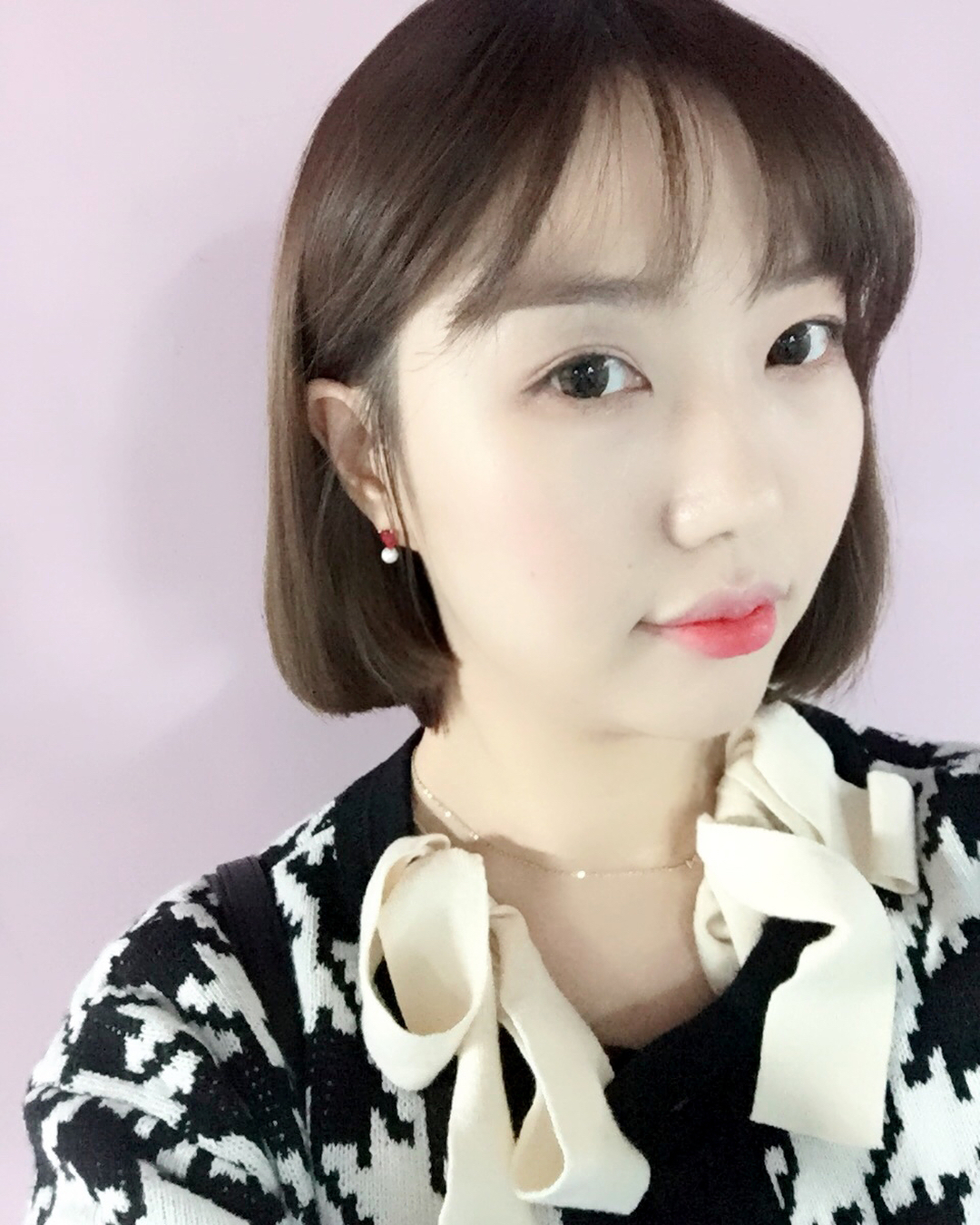 🌷로사🌷 on Instagram: “.
하트를 좋아하고 진주는 탄생석인 
나의 취향을 저격시킨 ❣️
.
.
#제이로렌 #귀걸이쇼핑몰 #20대여자쇼핑몰 #쇼핑몰추천 #러블리이어링 #깜찍한 #루비큐빅 #하트귀걸이 #셀스타그램 #하운즈가디건 #리본니트 #일상”