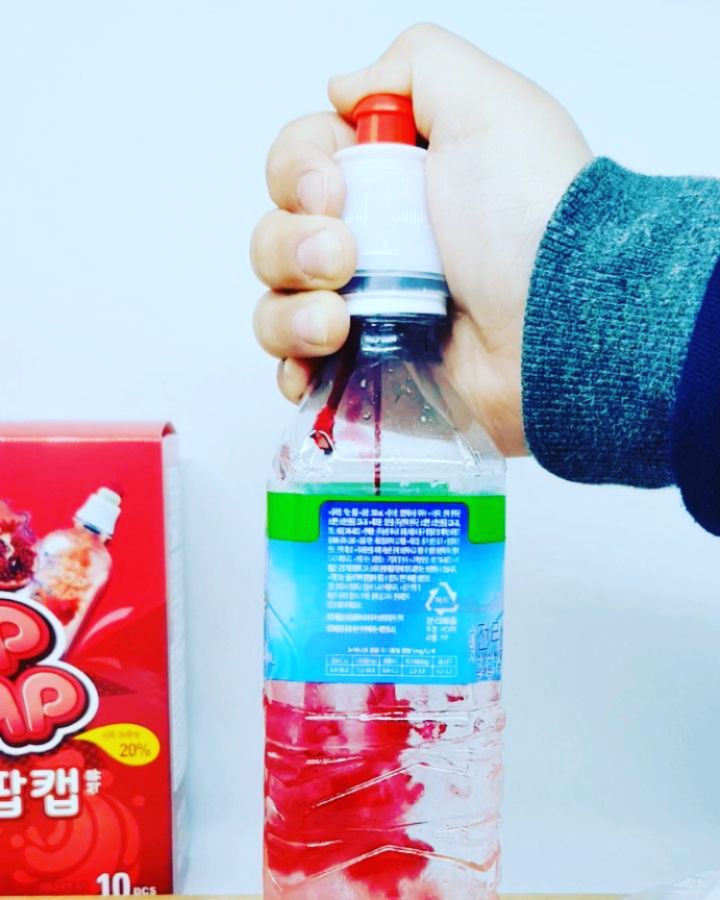@h2k0329 on Instagram: “#혀나의리뷰그램🌸 #혀나가먹어봤어 . . ✳팝캡 멀티비타민✳ 터뜨려마시는 캡슐비타민워터 . 다양한 맛이 있는데 내가 선택한 음료는 #석류맛 . 방법도 정말 간단하다. . 캡슐을 일반 생수병에 결합시켜 #POP🎈🎈🎈🎈🎈 . 내용물이 터져나오며 물과…”