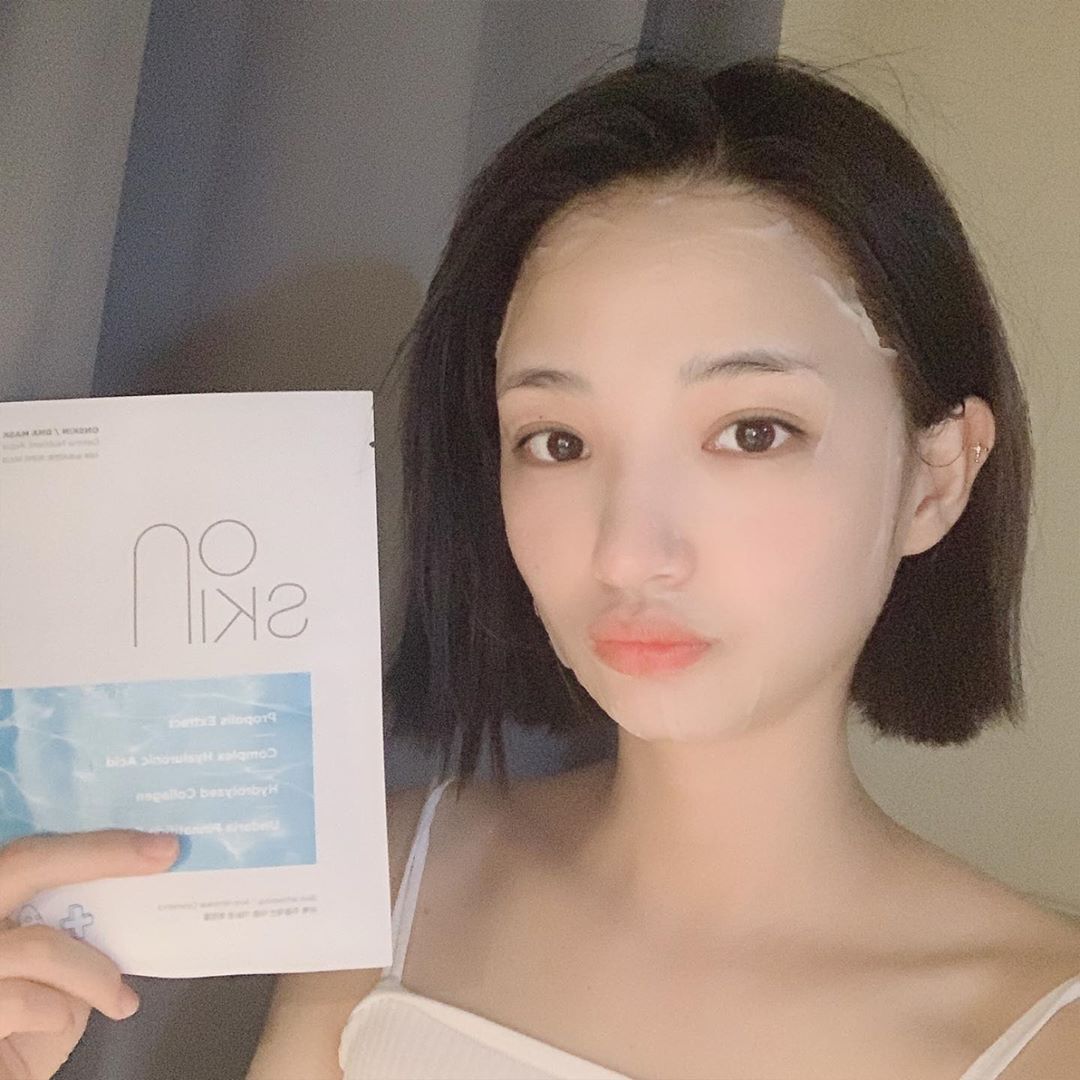 ᴴᵞᴼ ᴶᴱᴼᴺᴳ on Instagram: “하루종일 촉촉하게 💧 . #온스킨 #DNA마스크팩 #온스킨DNA마스크팩 #ONSKIN #DNA MASK #마스크팩 #마스크팩추천 #환절기 #환절기피부관리 #스킨케어 #보습 #미백 #주름개선 #트러블완화 #피부진정 #붓기완화 #임산부 #임산부마스크팩…”